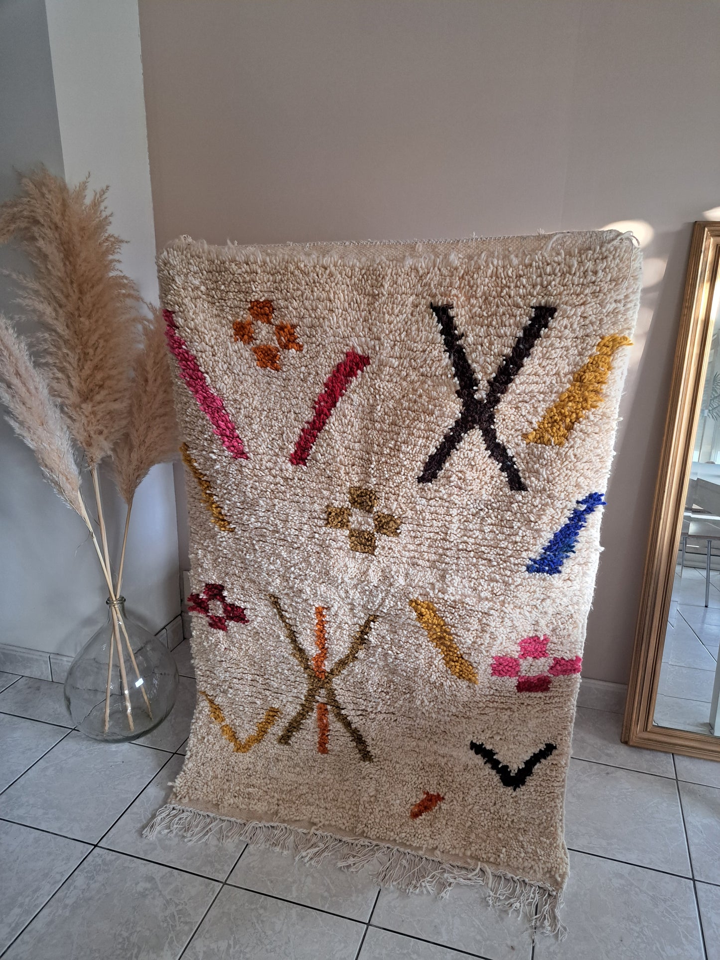 Tapis berbère écru avec motifs coloré en laine - Tapis couloir en laine Beni ouarain
