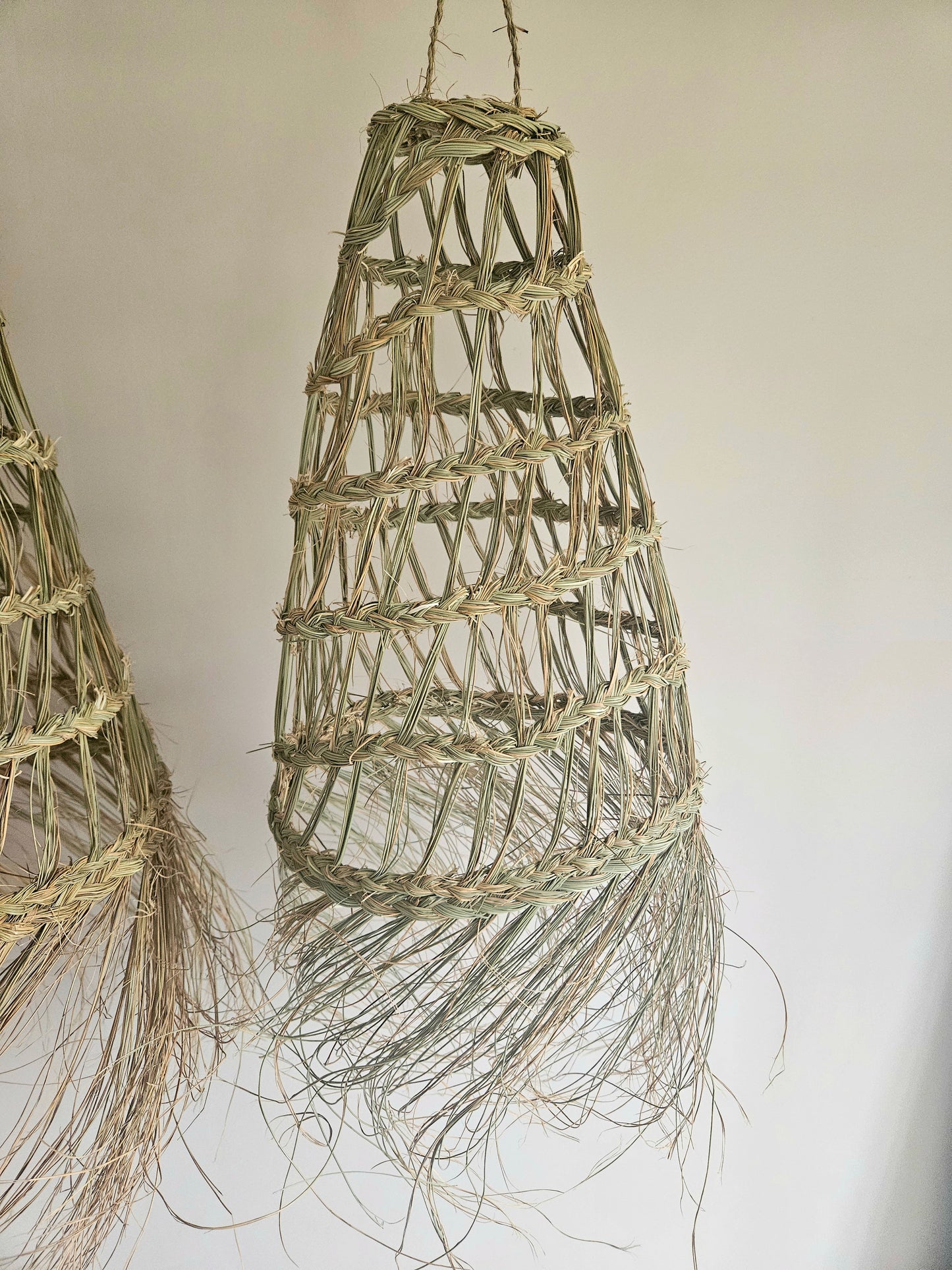 Suspension marocaine doum en fibre naturelle tressée ajourée - Boule de suspension doum avec franges, décoration naturelle