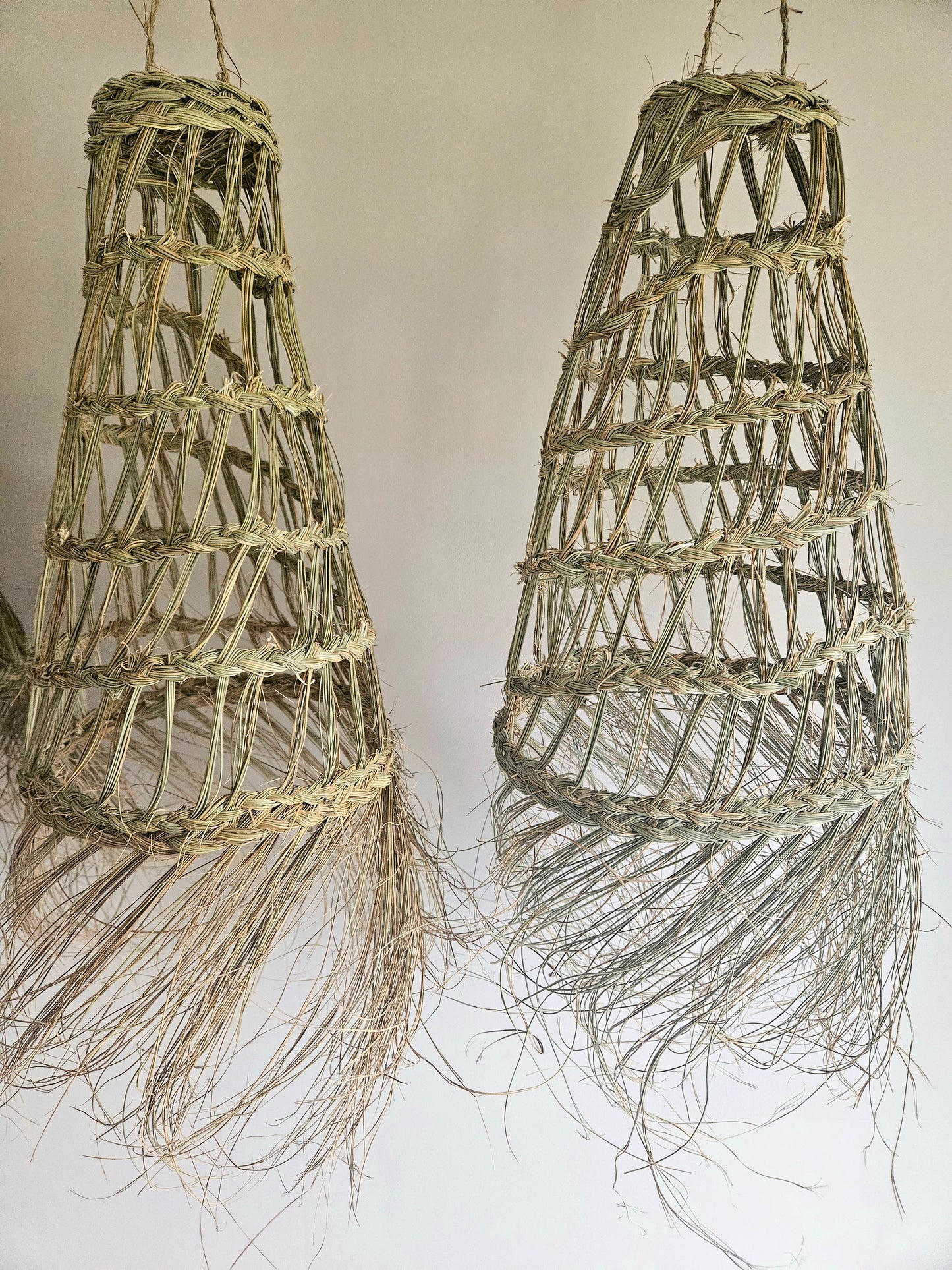 Suspension marocaine doum en fibre naturelle tressée ajourée - Boule de suspension doum avec franges, décoration naturelle