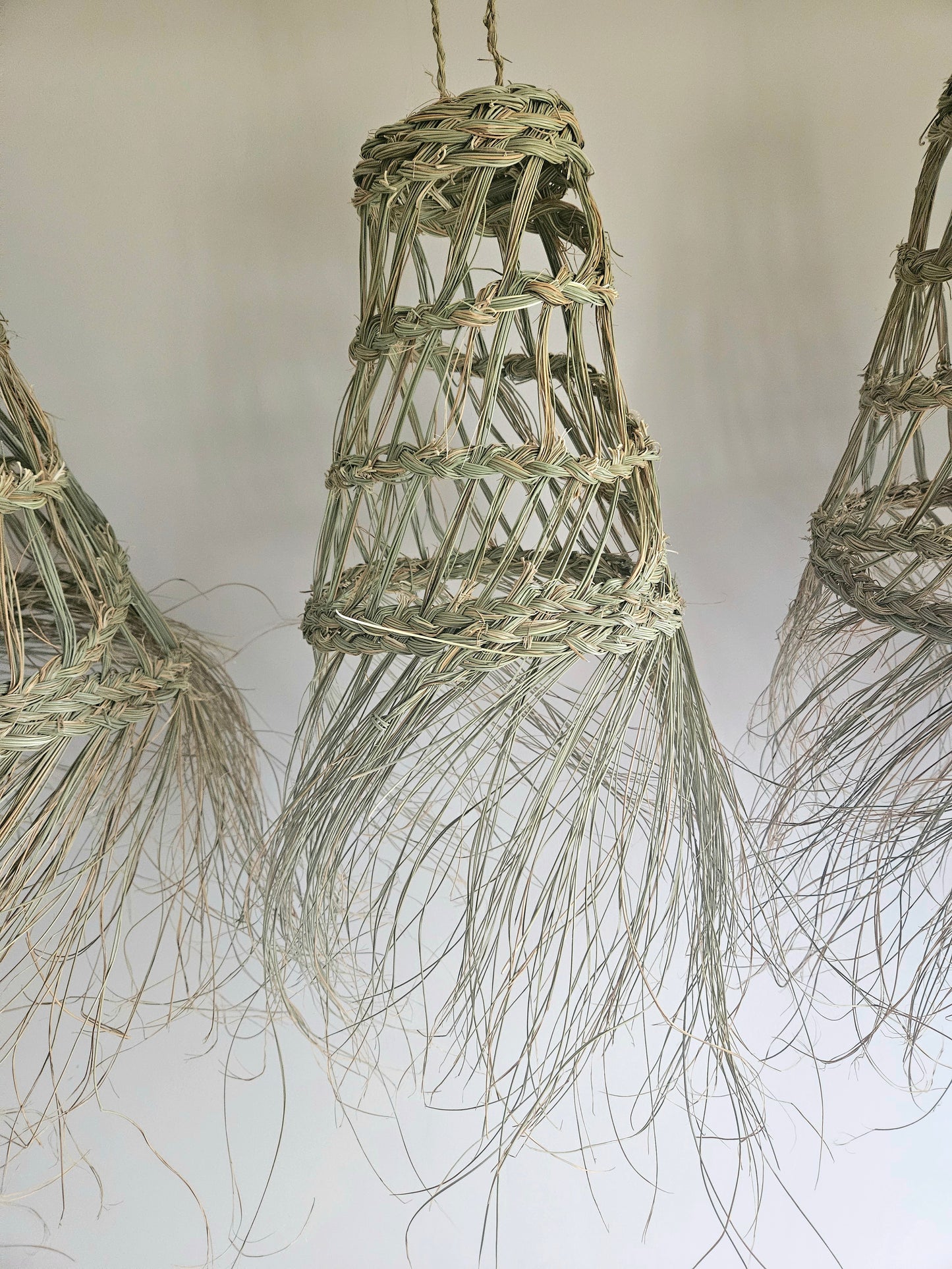 Suspension marocaine doum en fibre naturelle tressée ajourée - Boule de suspension doum avec franges, décoration naturelle