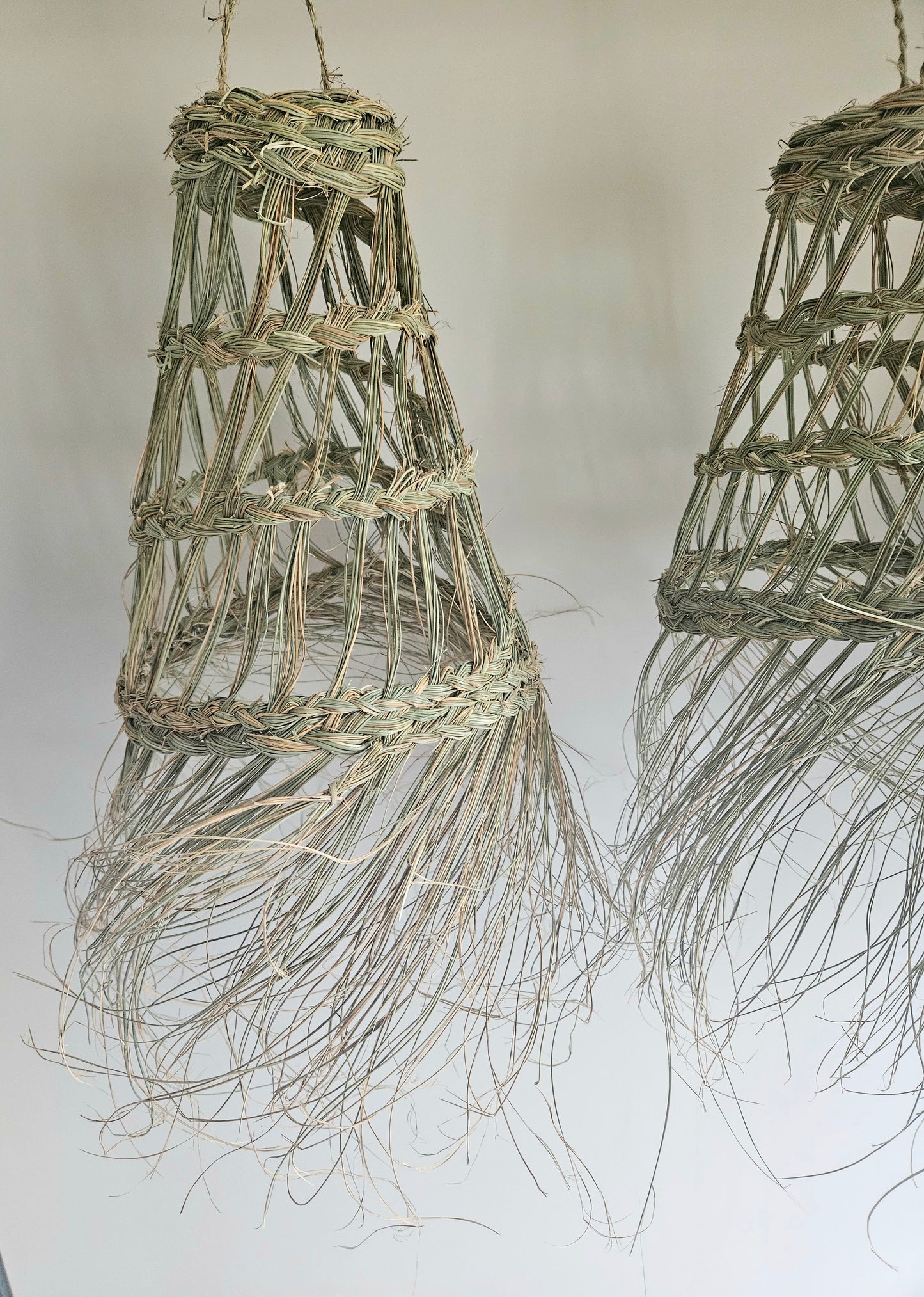 Suspension marocaine doum en fibre naturelle tressée ajourée - Boule de suspension doum avec franges, décoration naturelle