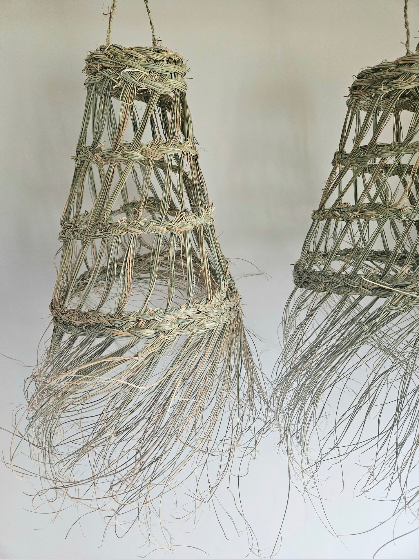 Suspension marocaine doum en fibre naturelle tressée ajourée - Boule de suspension doum avec franges, décoration naturelle
