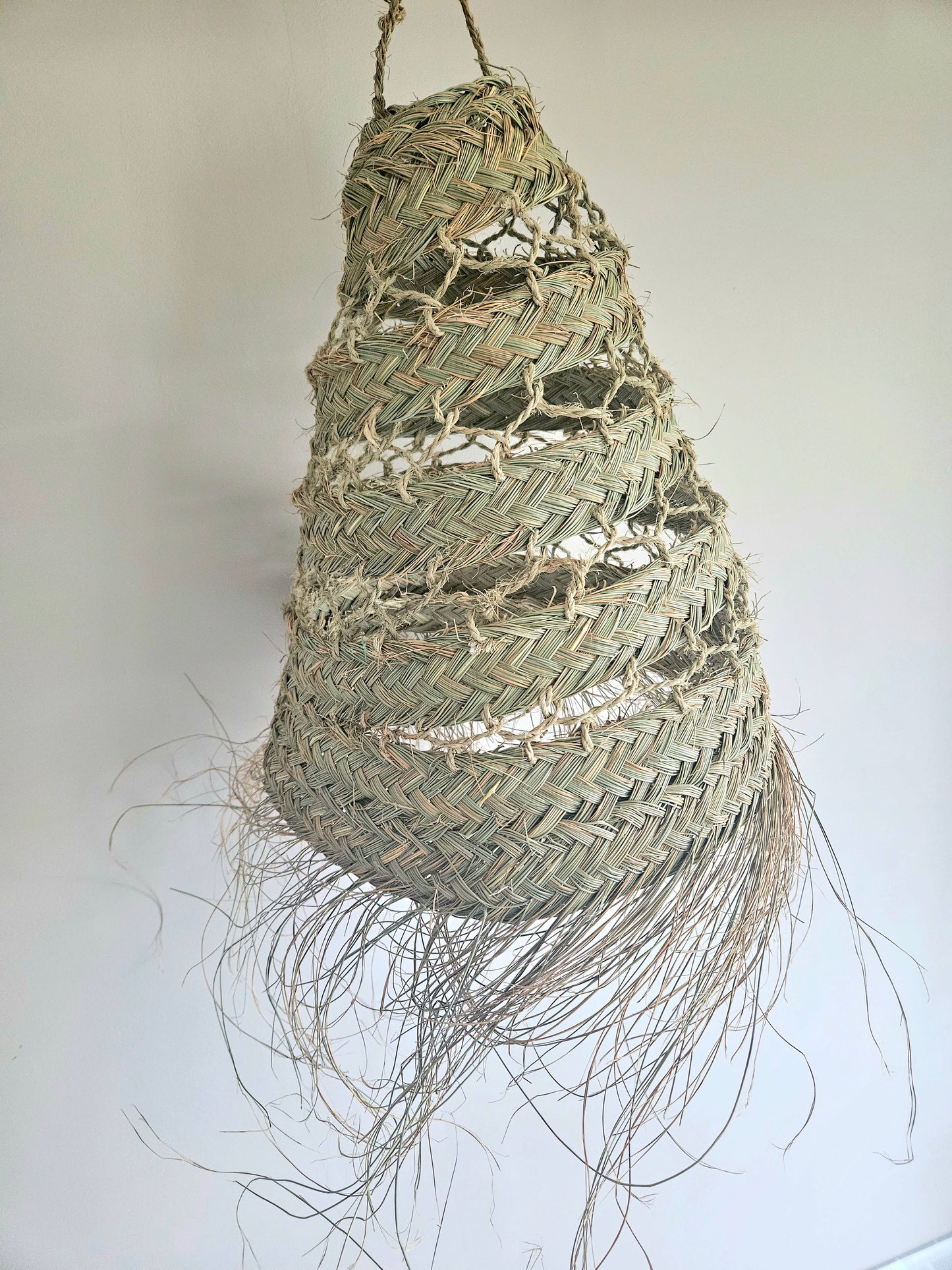 Suspension marocaine doum en fibre naturelle tressée ajourée - Suspension doum avec franges, décoration naturelle