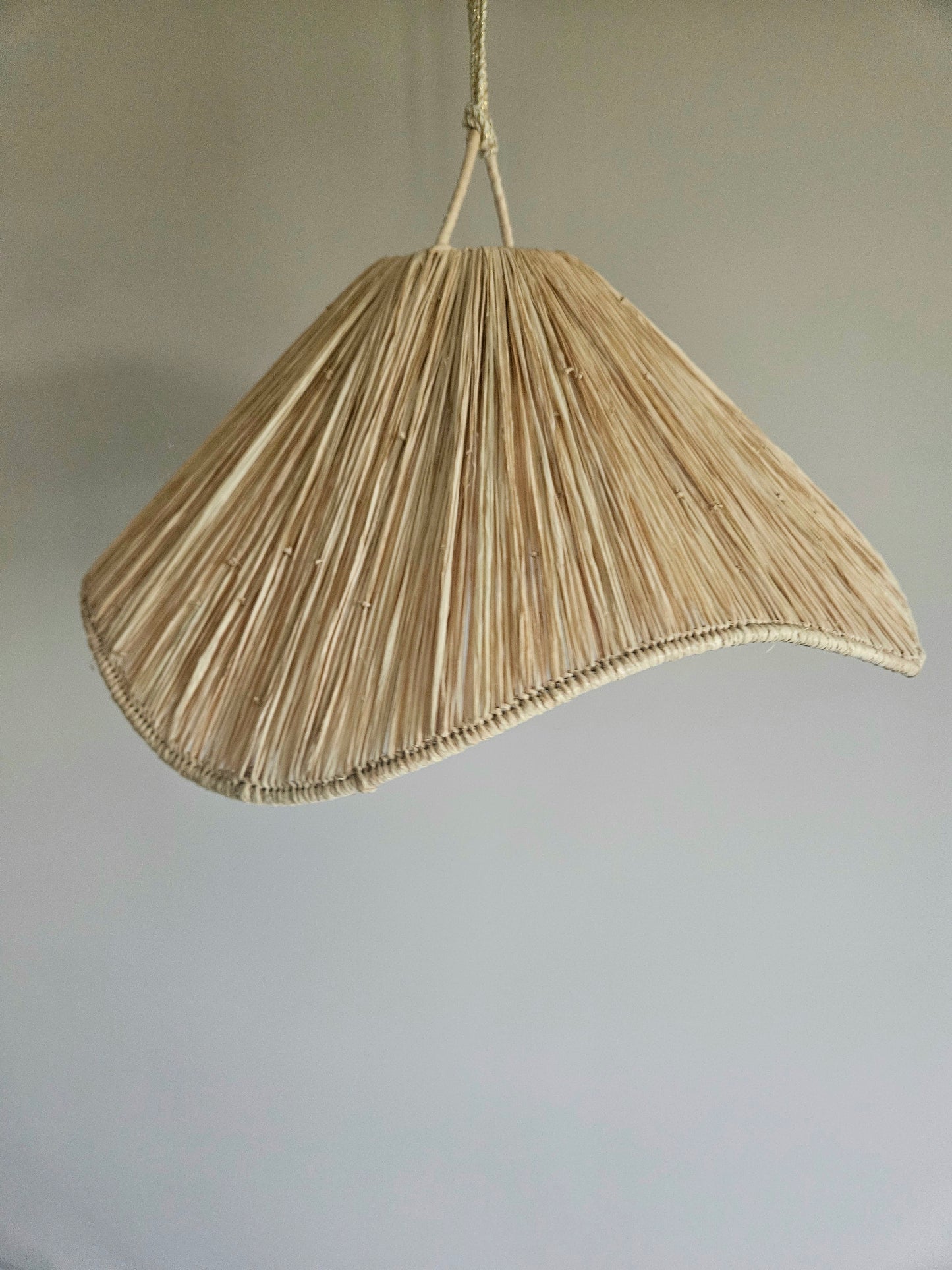 Suspension luminaire en raphia pétale - Plafonnier Vaguelette