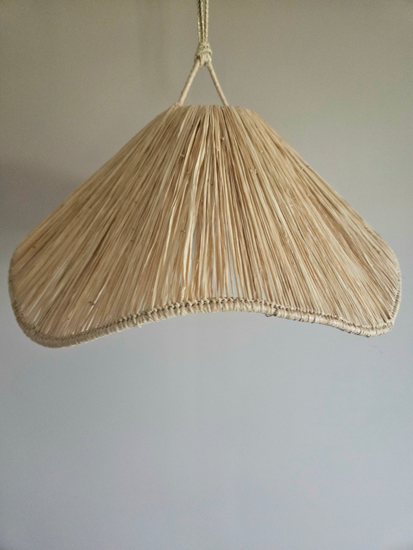 Suspension luminaire en raphia pétale - Plafonnier Vaguelette