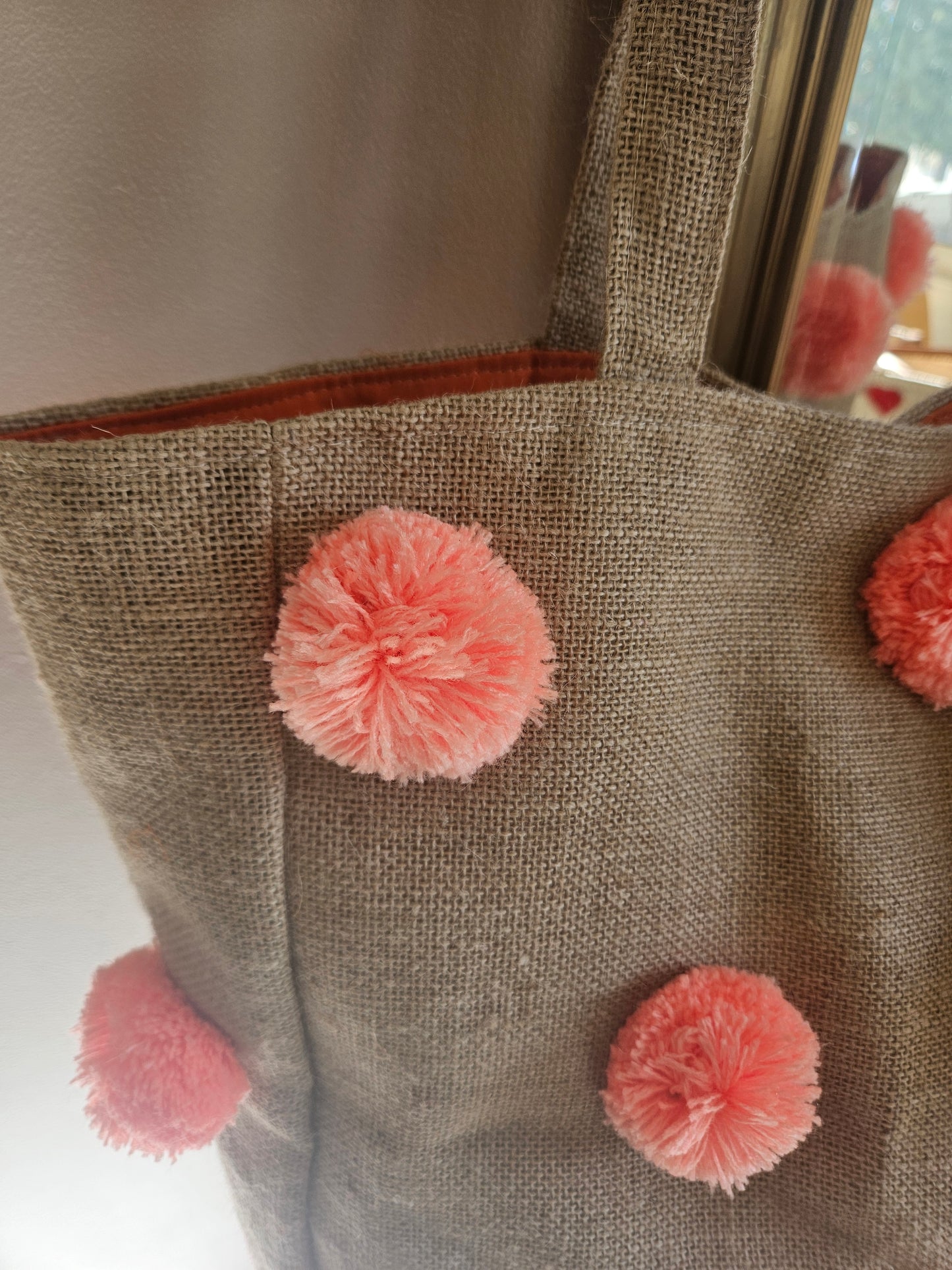 Sac en jute artisanal avec pompons colorés et fermeture à clip
