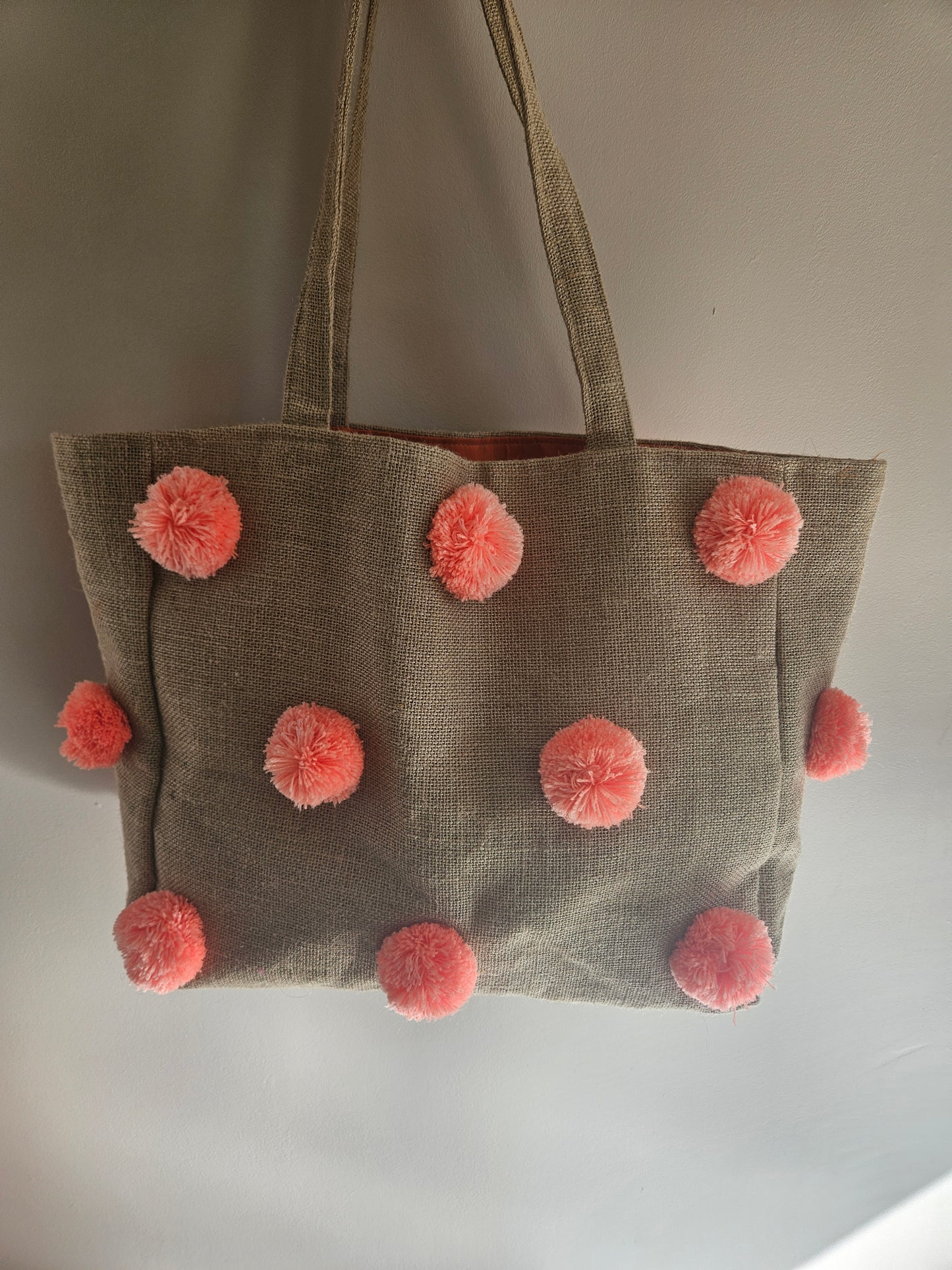 Sac en jute artisanal avec pompons colorés et fermeture à clip