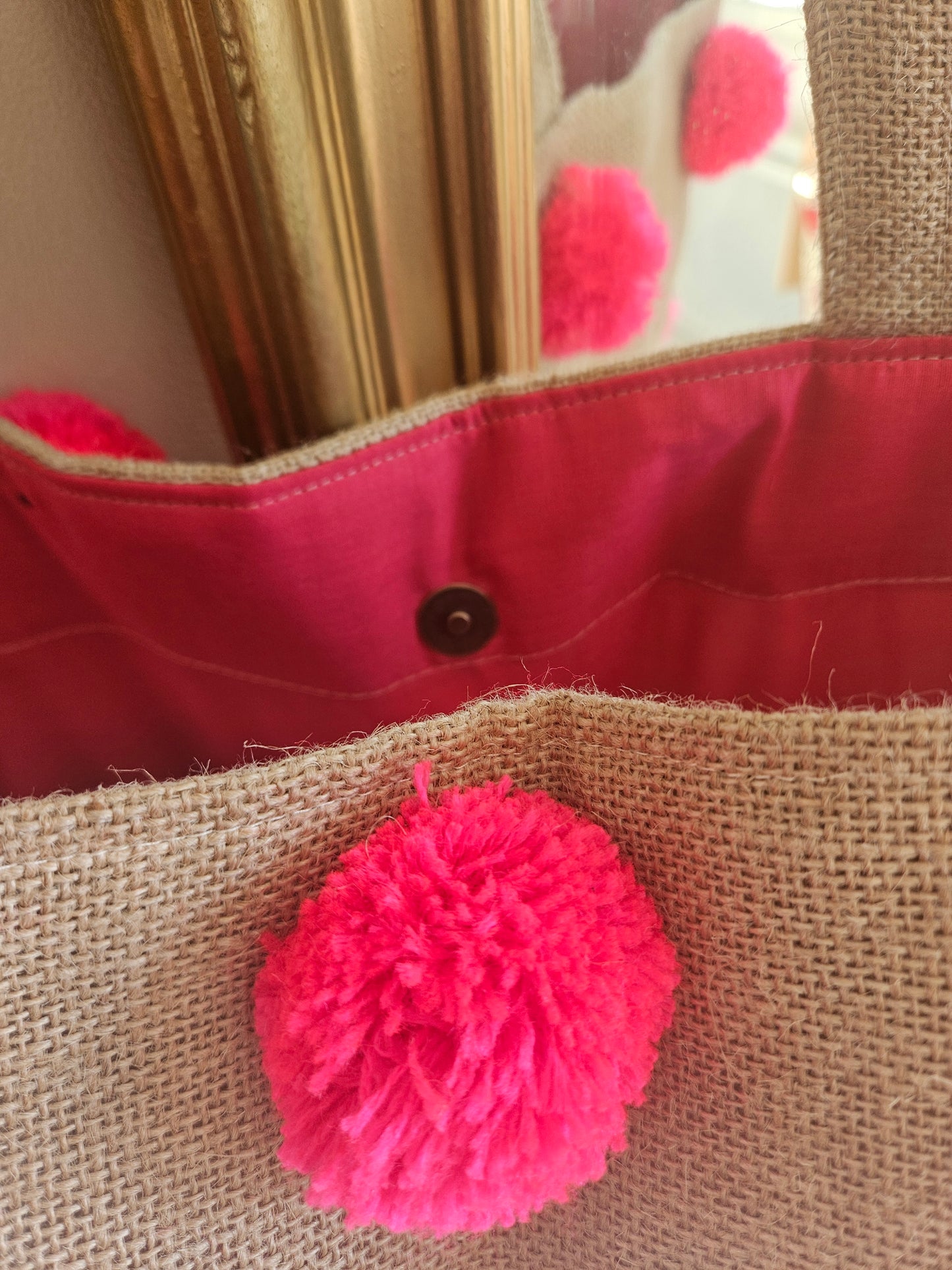 Sac en jute artisanal avec pompons colorés et fermeture à clip