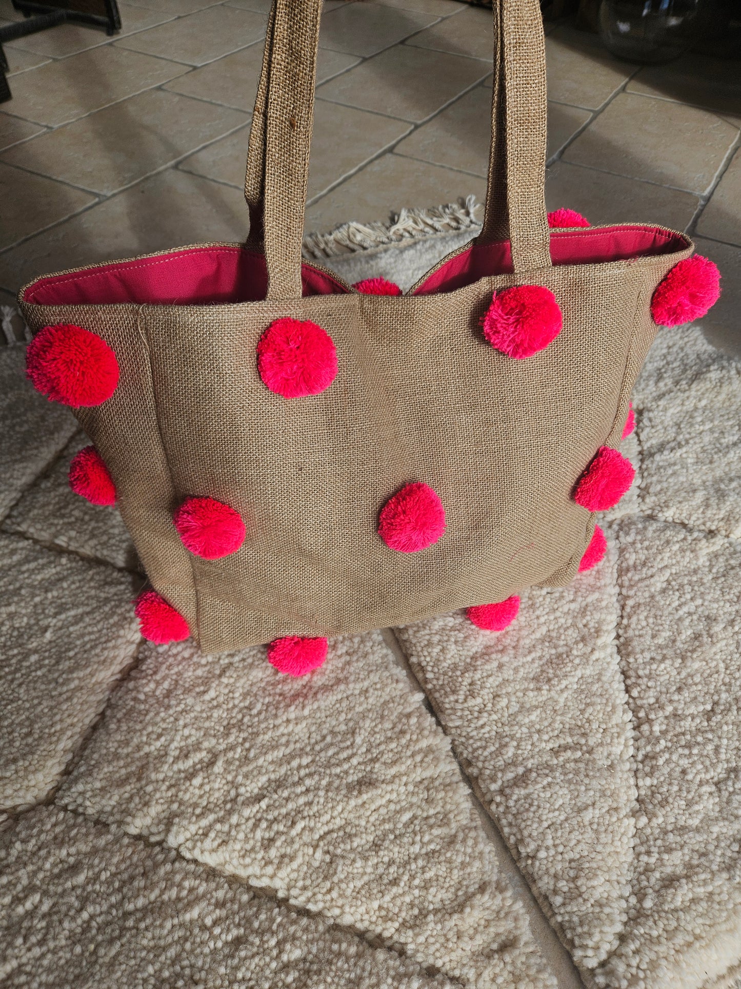 Sac en jute artisanal avec pompons colorés et fermeture à clip