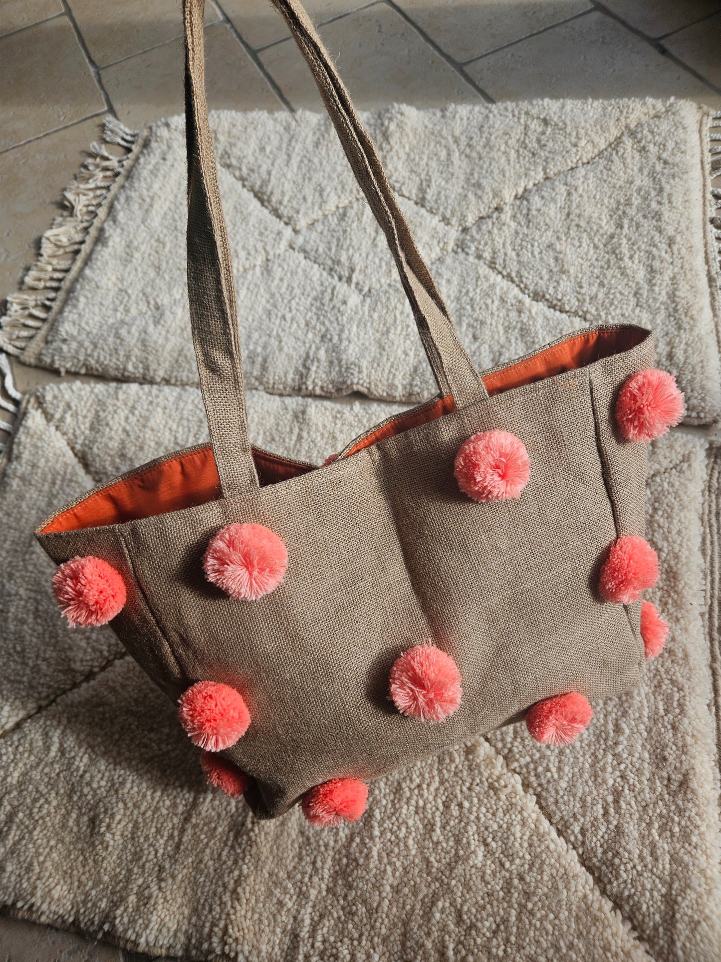 Sac en jute artisanal avec pompons colorés et fermeture à clip