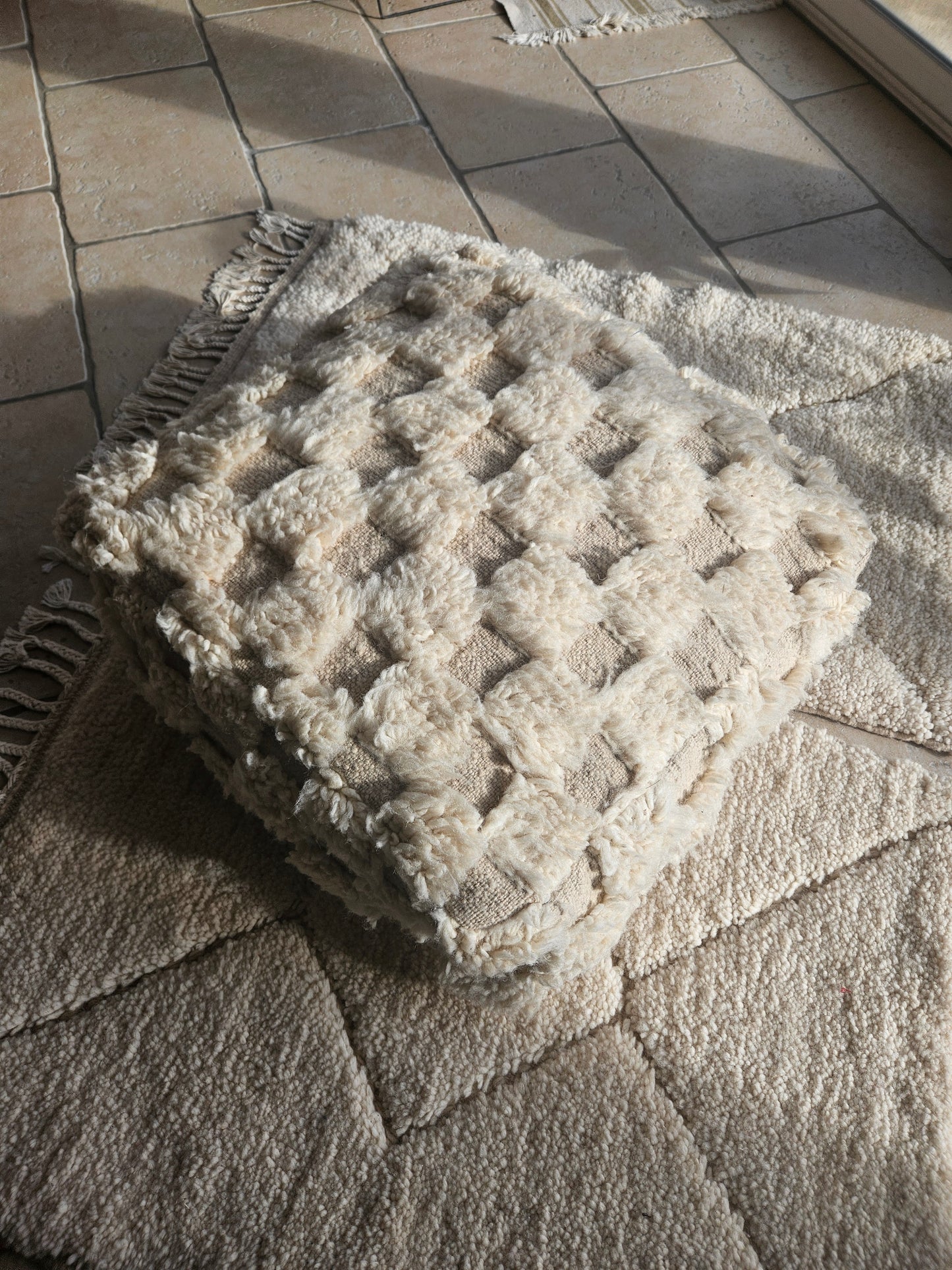 Magnifique pouf berbère en damier blanc, housse de pouf à carreaux, pouf marocain