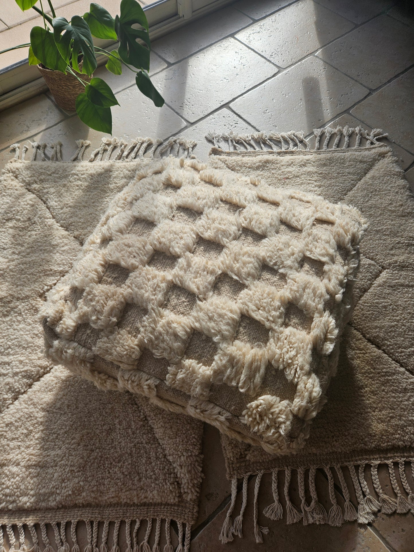 Magnifique pouf berbère en damier blanc, housse de pouf à carreaux, pouf marocain