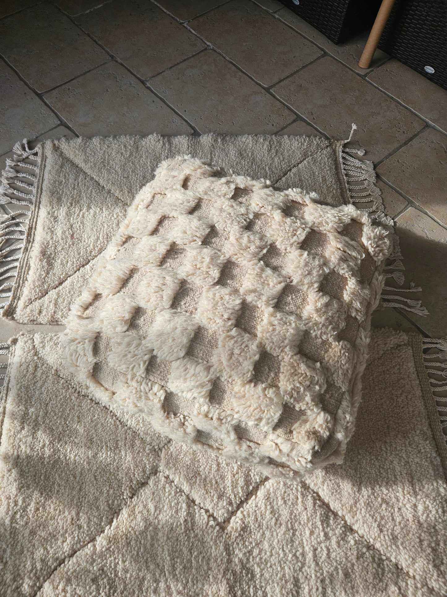 Magnifique pouf berbère en damier blanc, housse de pouf à carreaux, pouf marocain