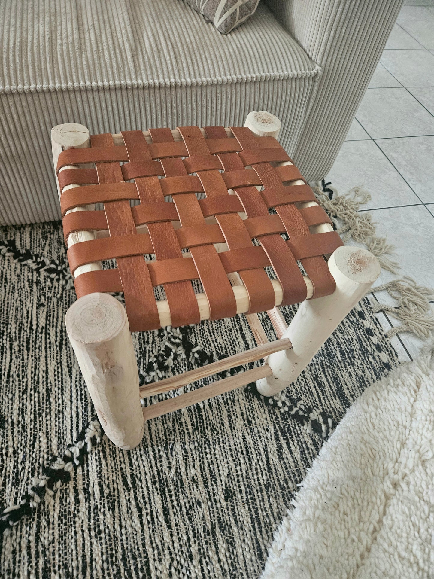 Tabouret en bois fait main avec assise tressé en cuir