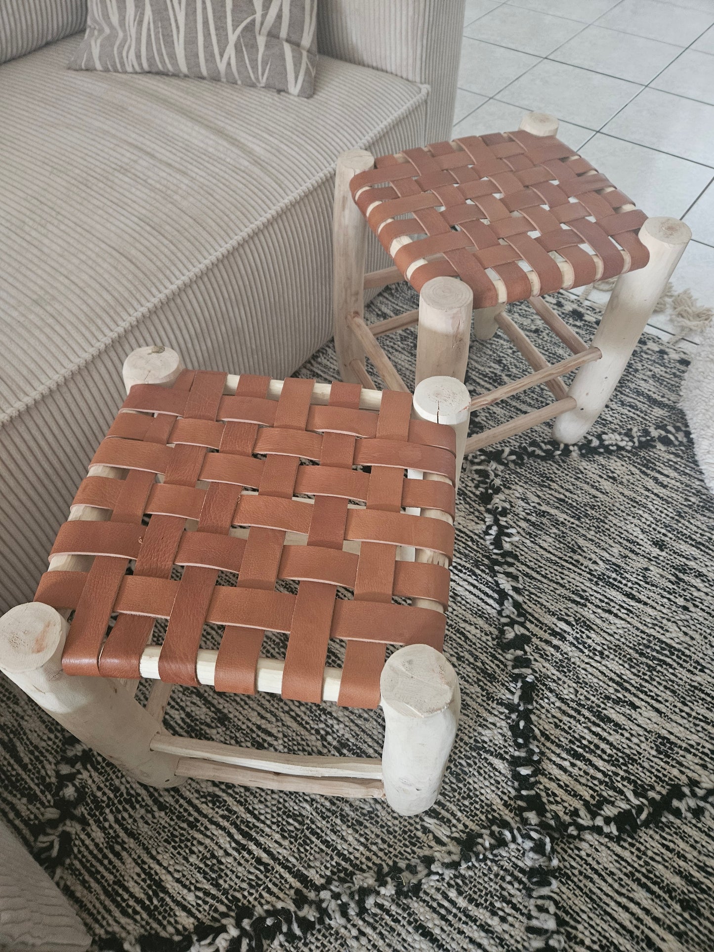 Tabouret en bois fait main avec assise tressé en cuir