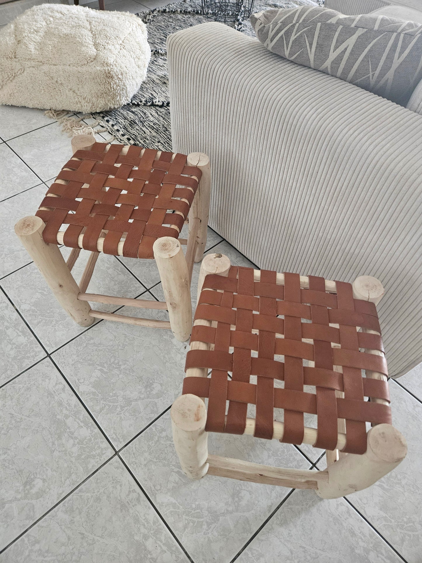 Tabouret en bois fait main avec assise tressé en cuir