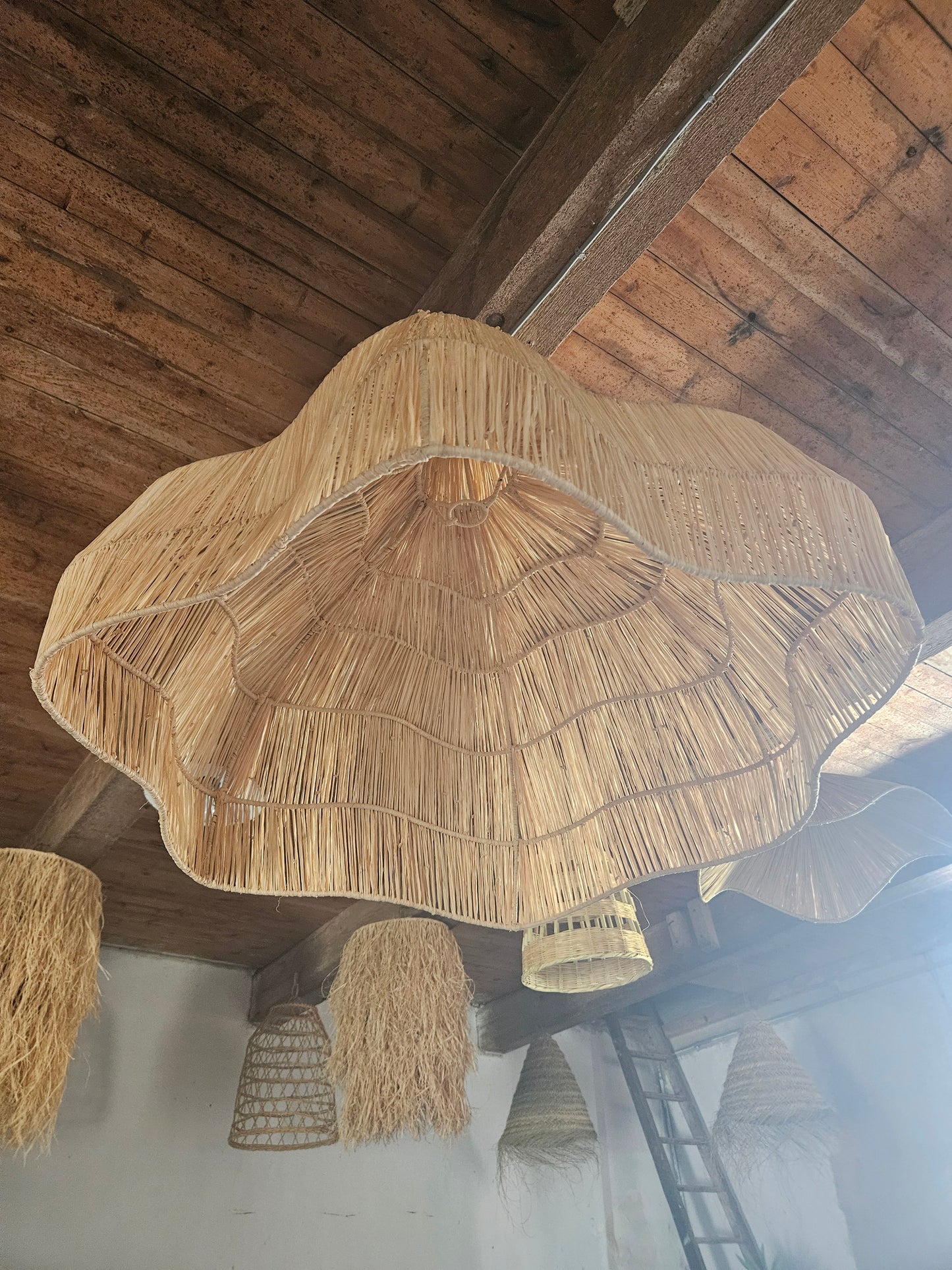 Grande suspension marocaine fleur bohème en raphia faite main