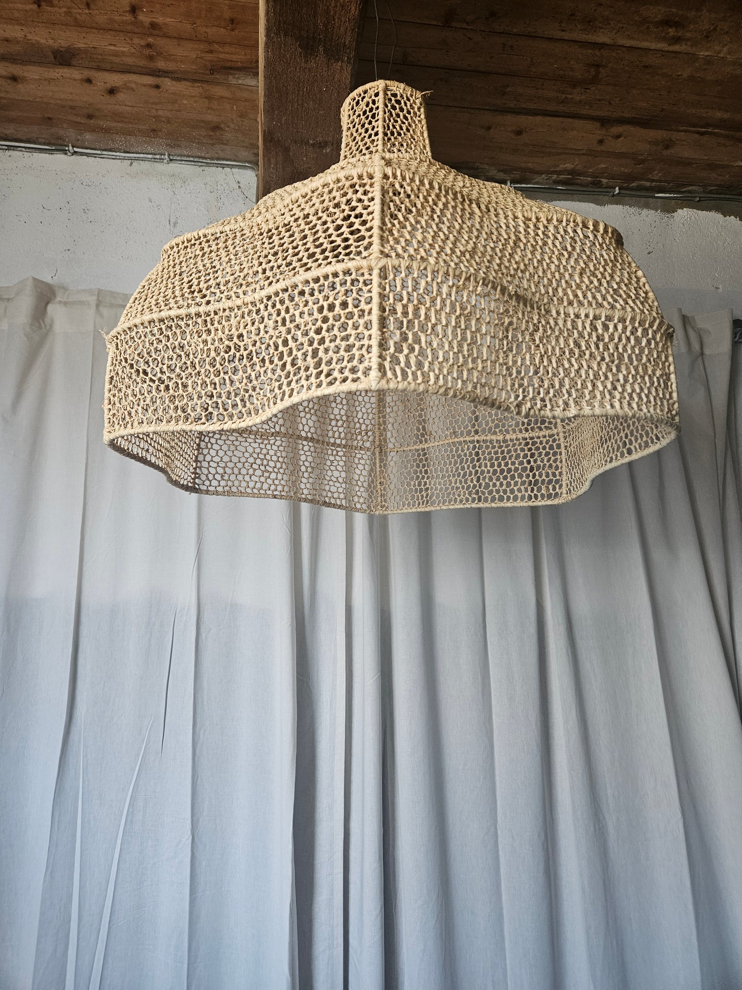 Grande suspension marocaine fleur bohème en raphia nid d'abeille fait main