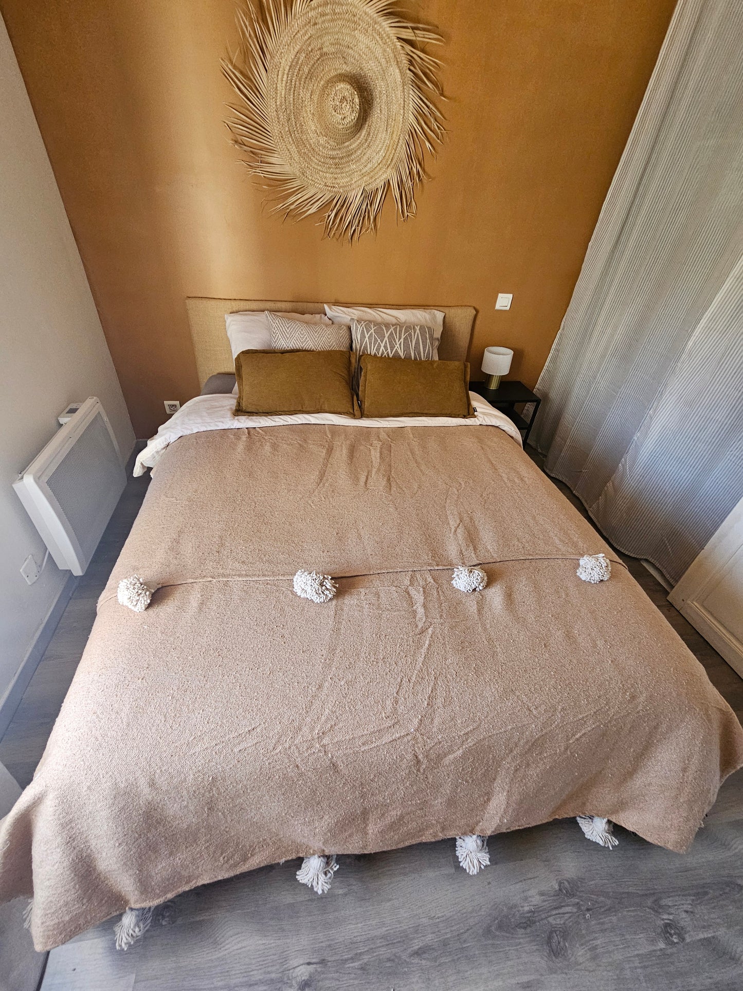 Plaid a pompom marocain en coton beige et blanc