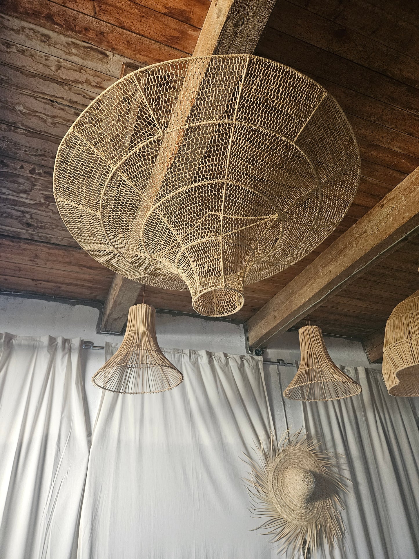 Suspension 120cm sablier inversé en raphia tissage nid d'abeille