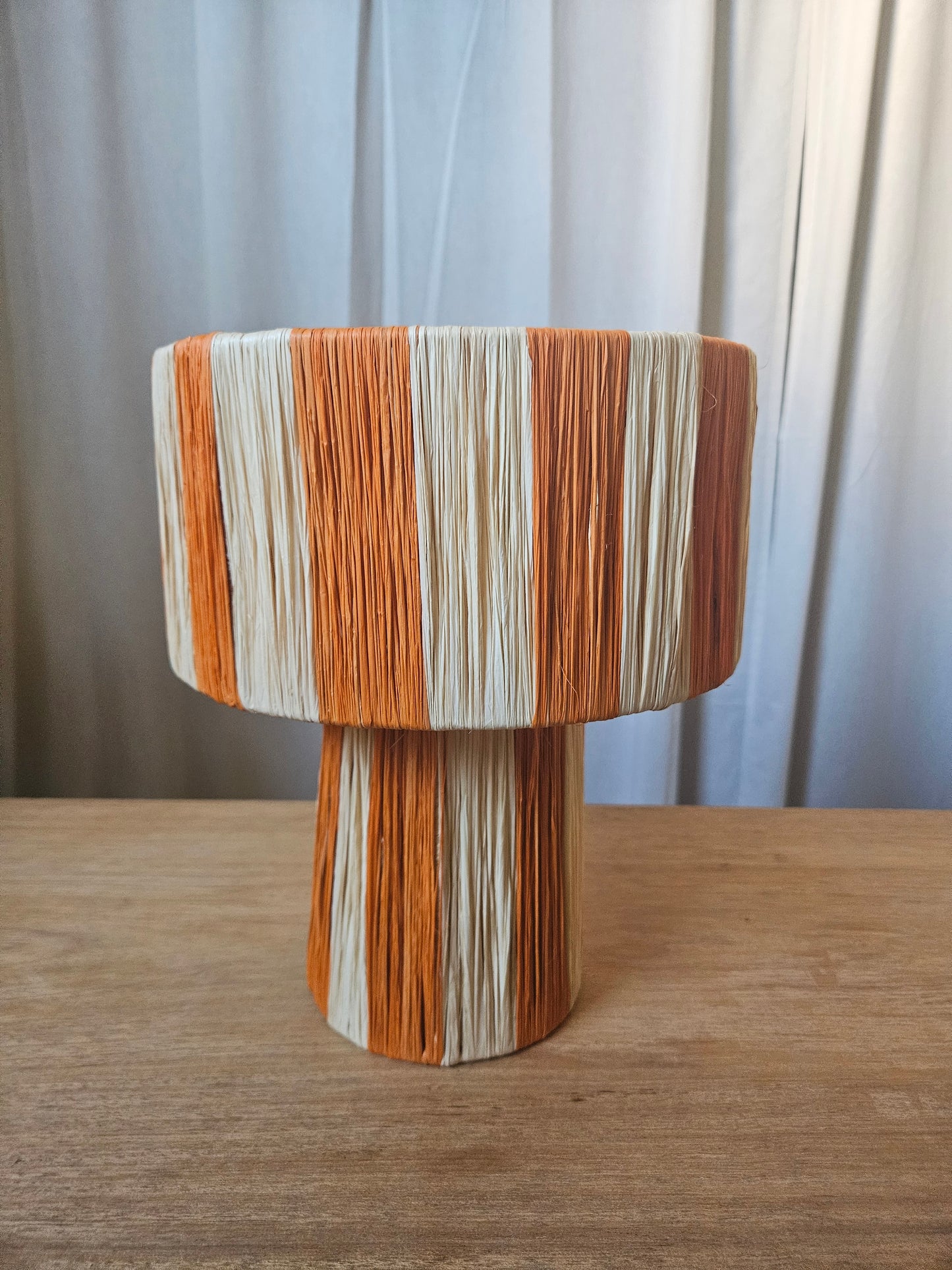 Lampe à poser en raphia naturel orange bicolore
