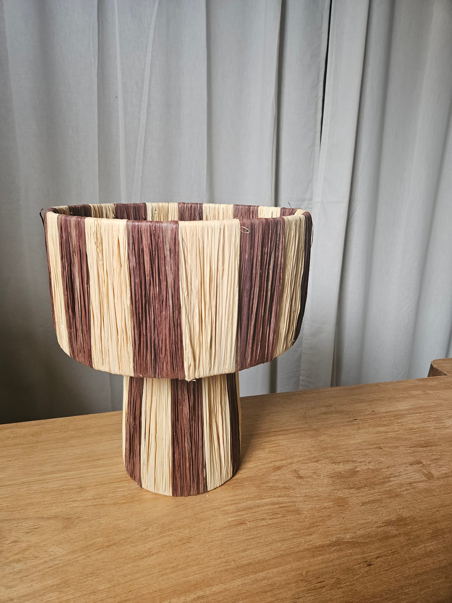 Lampe à poser en raphia naturel chocolat bicolore - Lampe fait main marron tendance