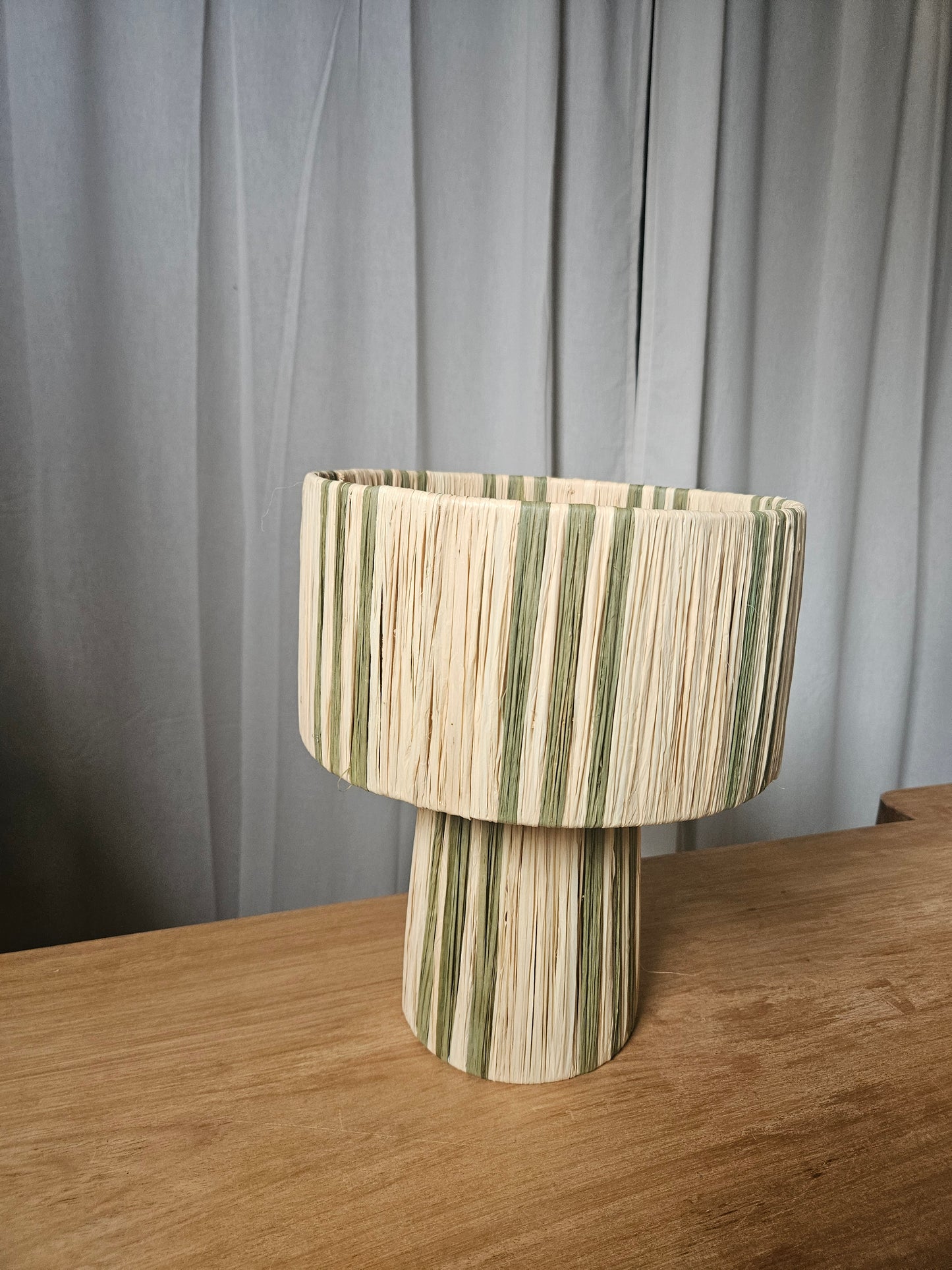 Lampe à poser en raphia naturel Kaki bicolore trois trait - Lampe fait main tendance