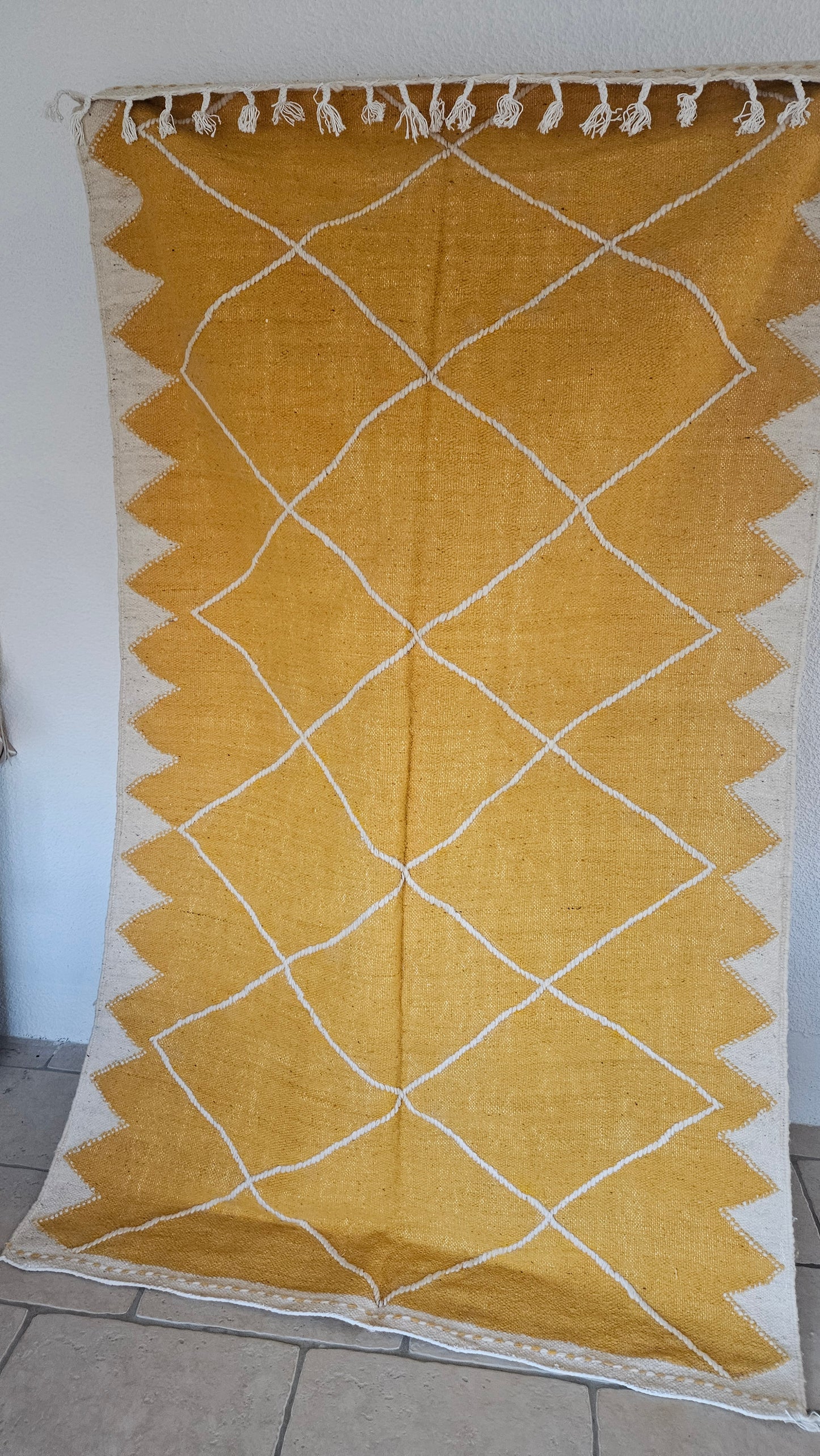 Magnifique pièce unique Tapis Zanafi Kilim jaune orangé motif ethnique dans la trame