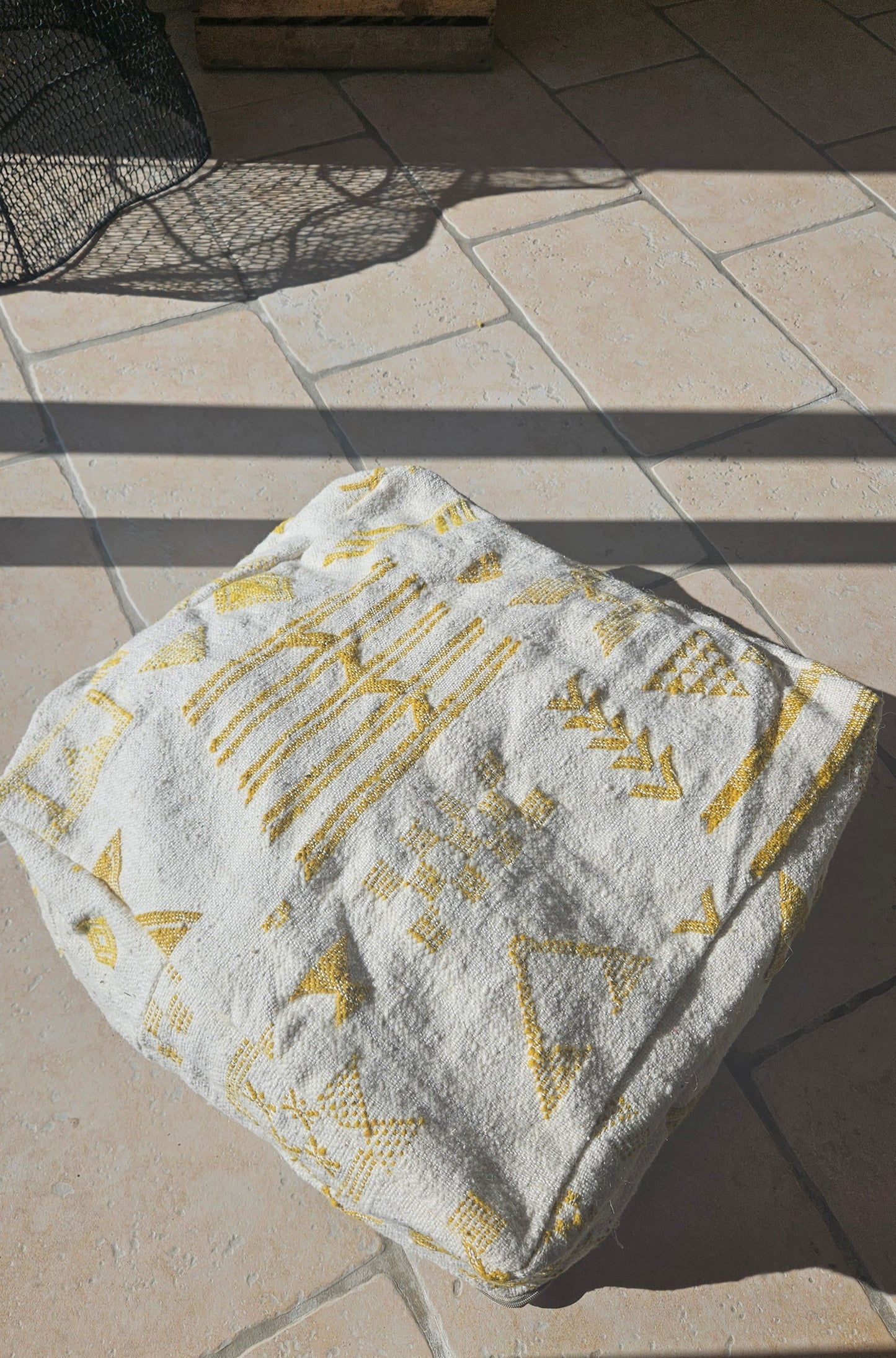 Pouf Kilim blanc motif ethnique jaune - Pouf de sol marocain - Pouf de salon