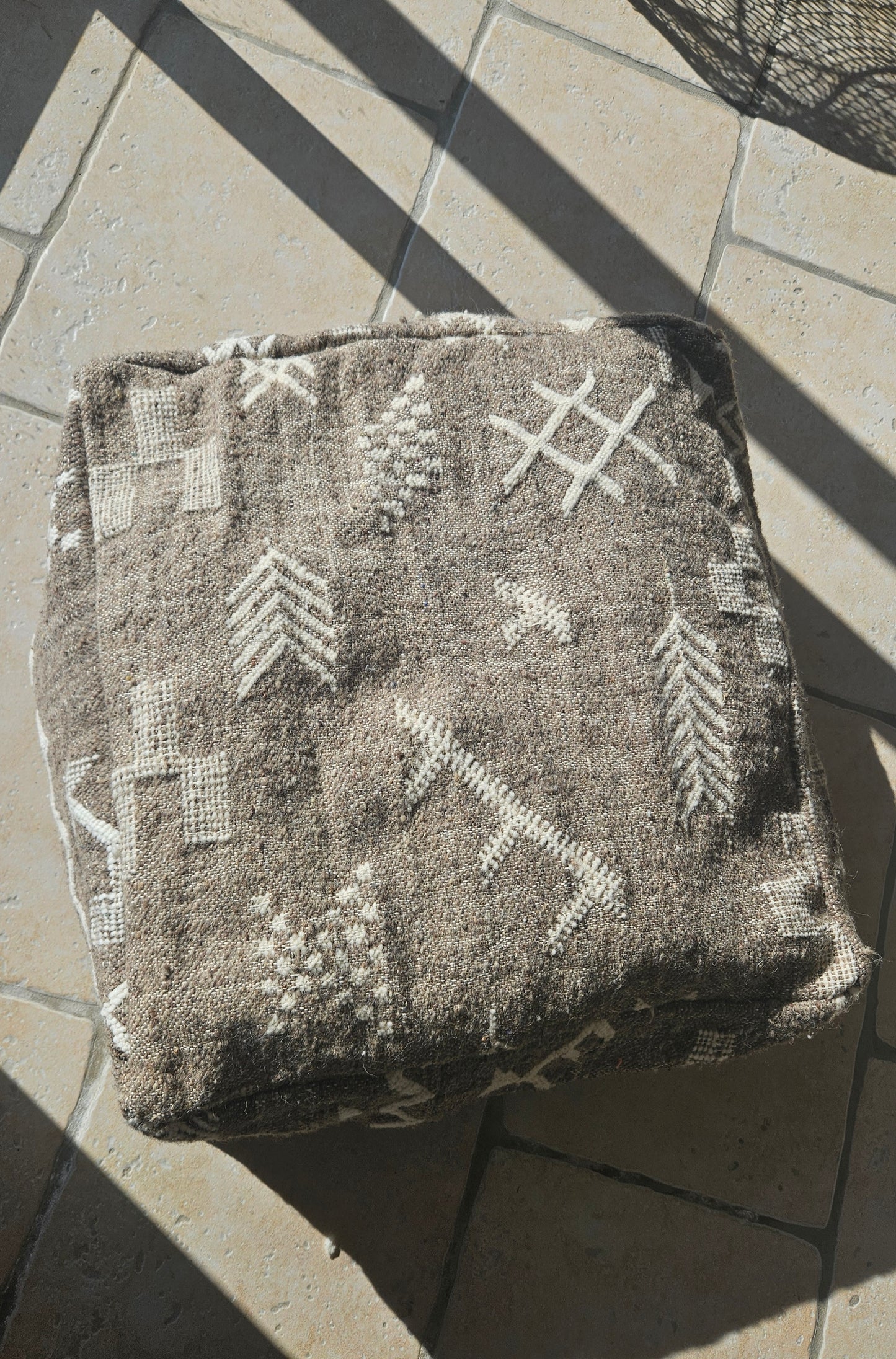 Pouf Kilim couleur taupe motif ethnique - Pouf de sol - Pouf Marocain