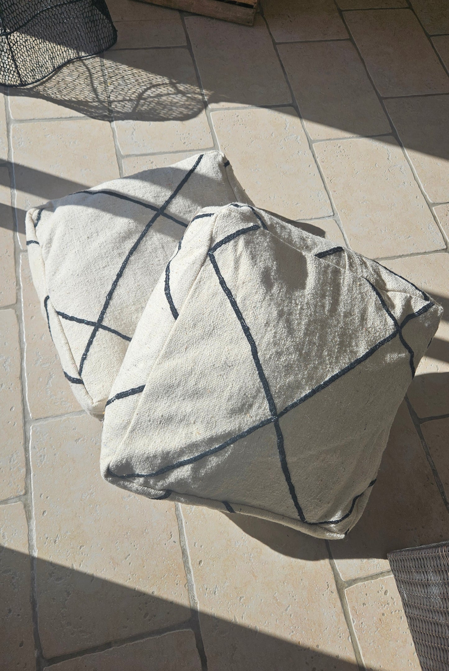 Pouf de sol Kilim blanc losanges noir - Pouf marocain contemporain