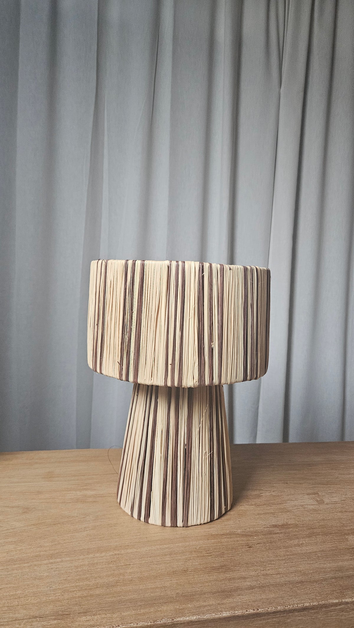 Lampe à poser en raphia naturel bicolore noire ou marron trois trait - Lampe fait main tendance