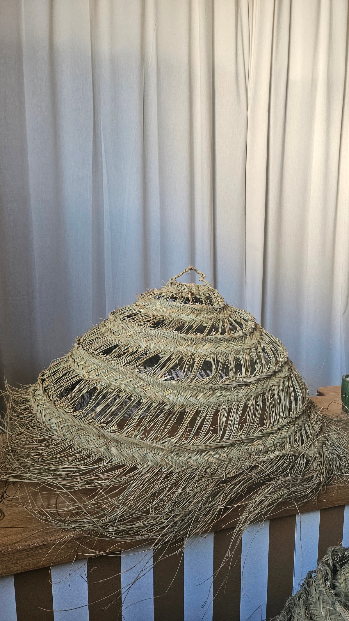 Luminaire en Doum feuilles de palmier tressées en forme demi dôme