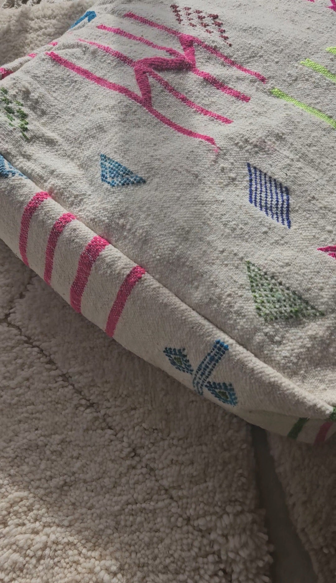 Magnifique pouf berbère couleur flashy ethnique, housse de pouf motifs fluo, pouf marocain terrasse