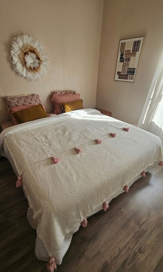 Plaid a pompoms marocain en coton écru et rose - Jeté de canapé berbère
