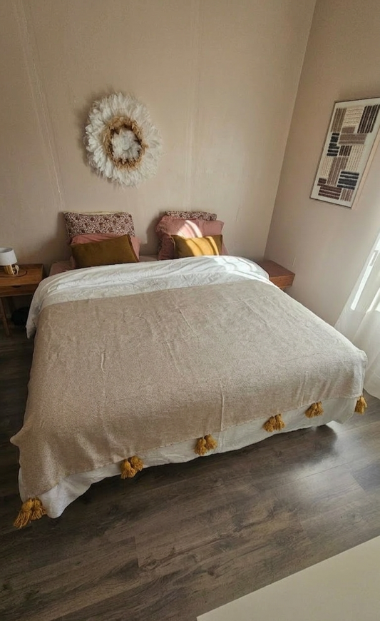 Plaid à pompons marocain beige et jaune - Jeté de canapé Berbère