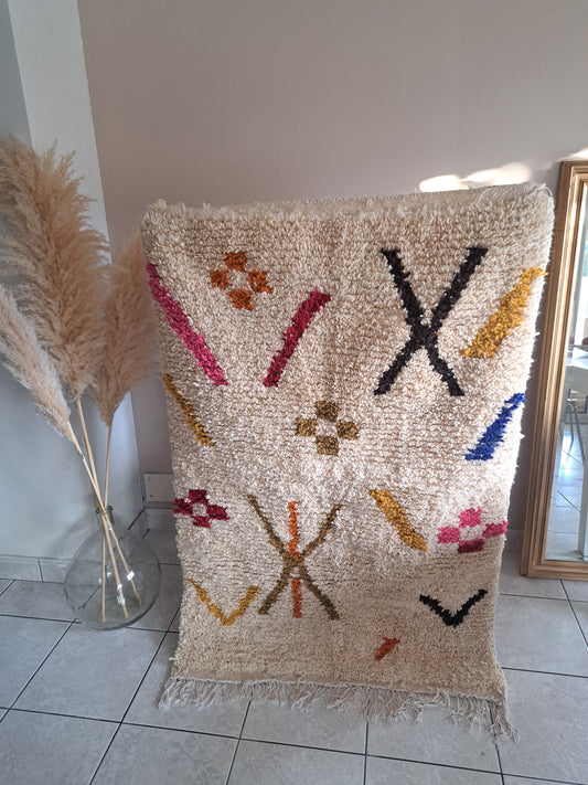 Tapis berbère écru avec motifs coloré en laine - Tapis couloir en laine Beni ouarain