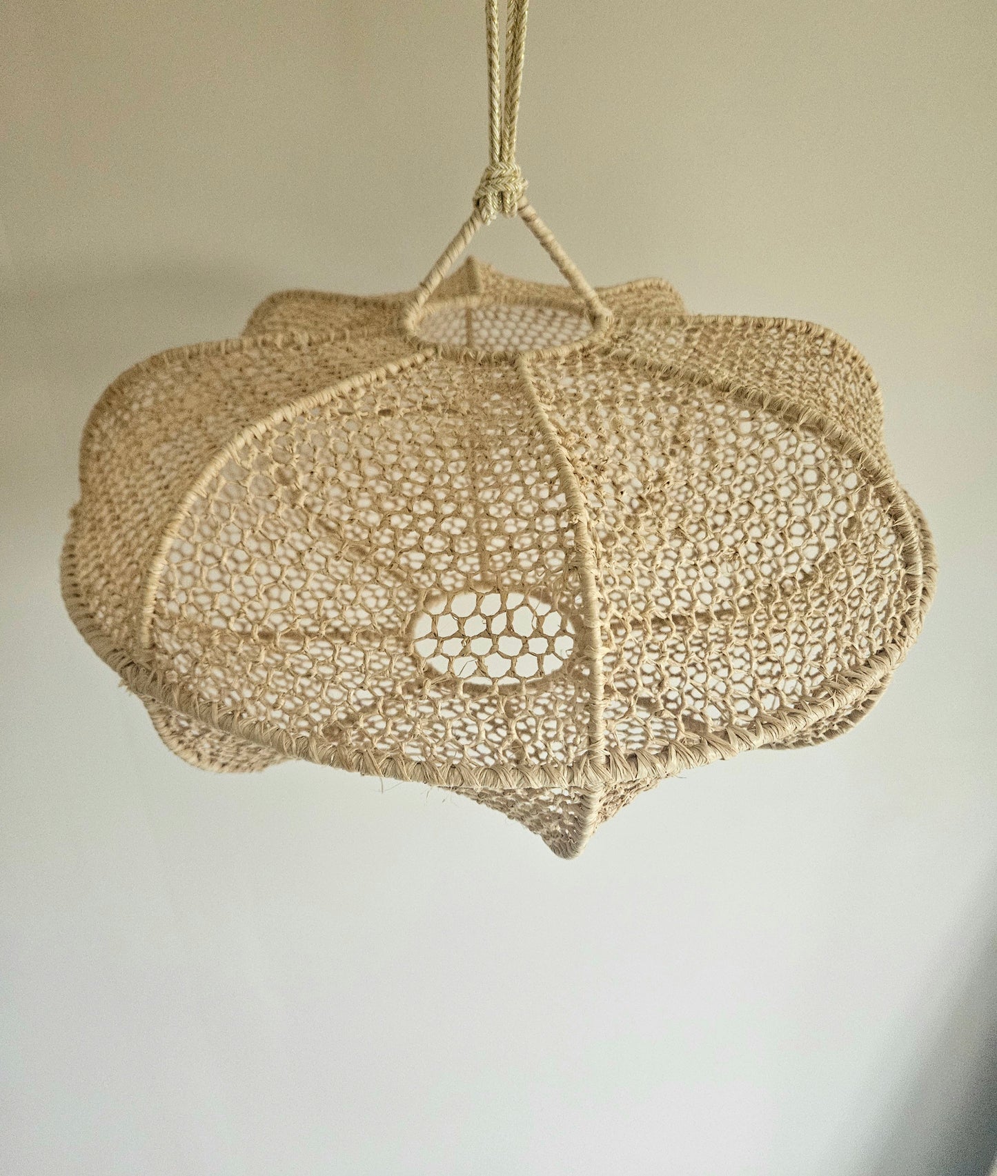 Suspension en raphia arrondie, nid d'abeille, luminaire deco, abat-jour en raphia