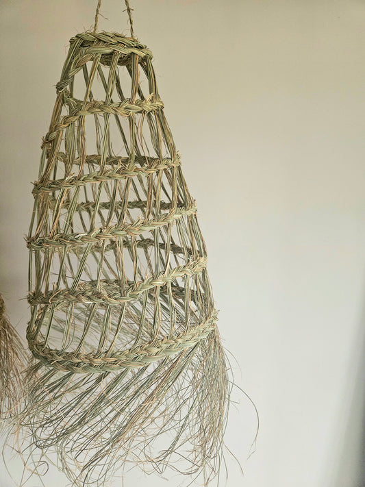 Suspension marocaine doum en fibre naturelle tressée  ajourée - Boule de suspension doum avec franges, décoration naturelle