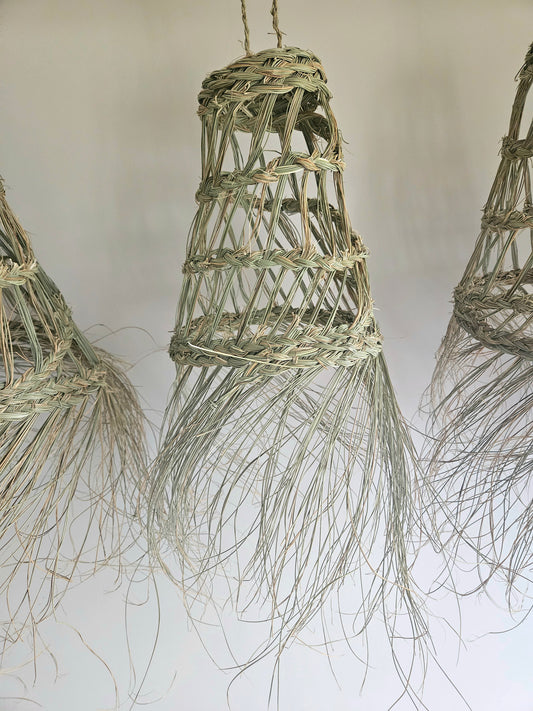 Suspension marocaine doum en fibre naturelle tressée  ajourée - Boule de suspension doum avec franges, décoration naturelle