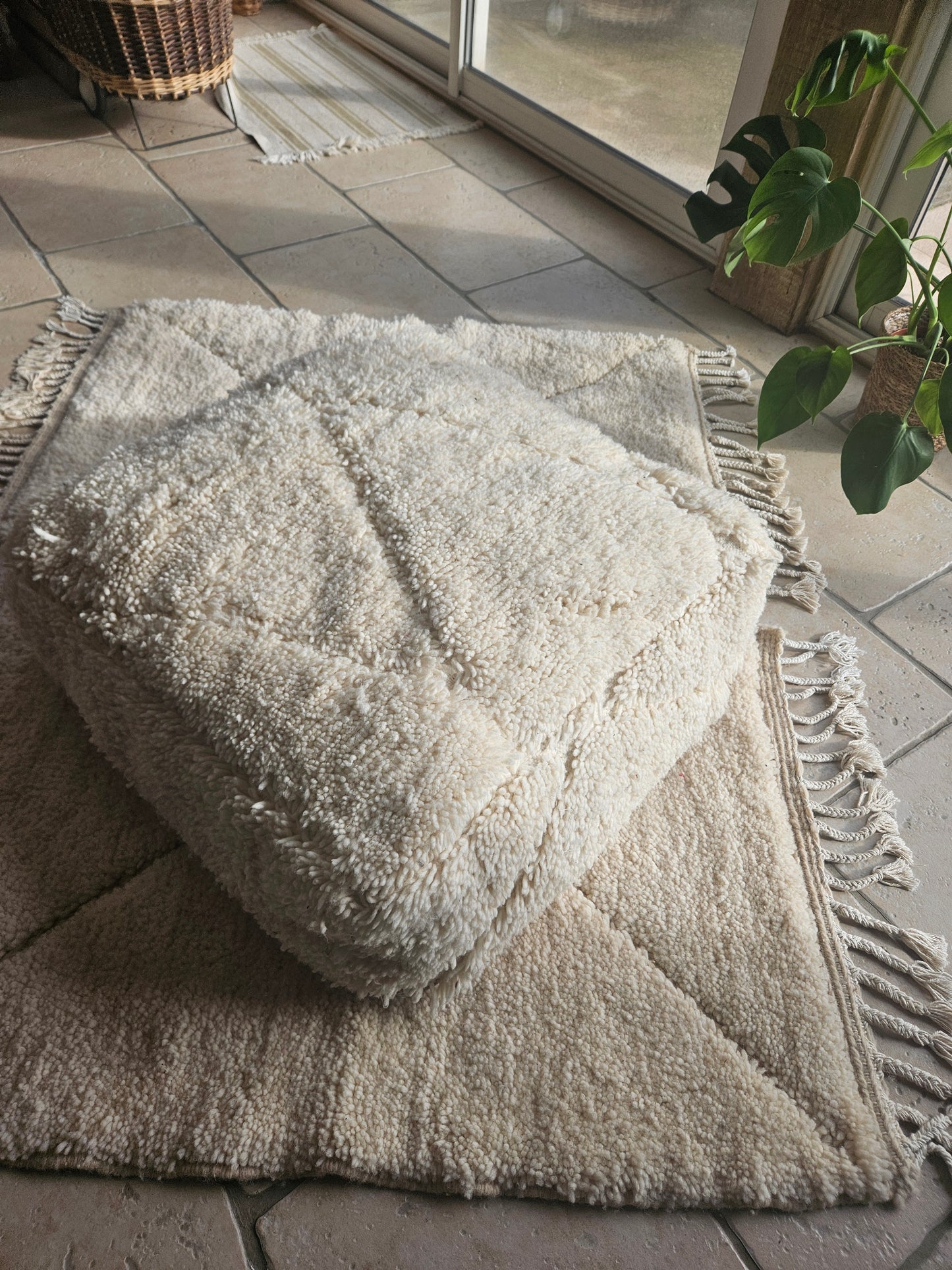 Magnifique pouf berbère beni ouarain blanc, housse de pouf ecru blanc, pouf marocain