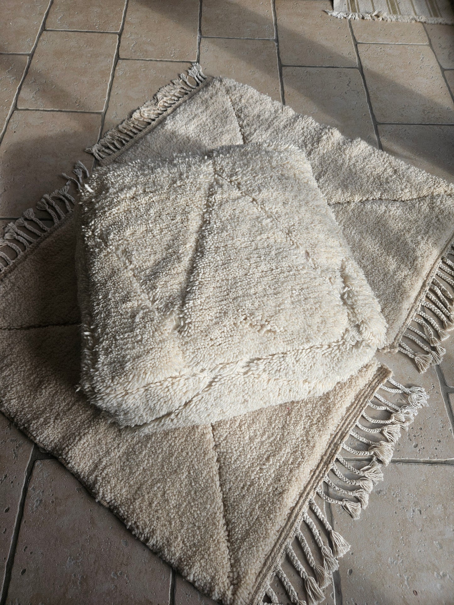 Magnifique pouf berbère beni ouarain blanc, housse de pouf ecru blanc, pouf marocain
