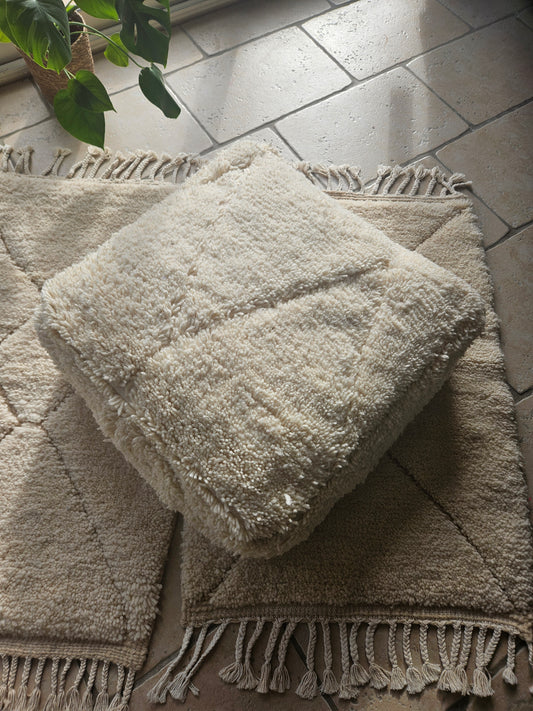 Magnifique pouf berbère beni ouarain blanc, housse de pouf ecru blanc, pouf marocain