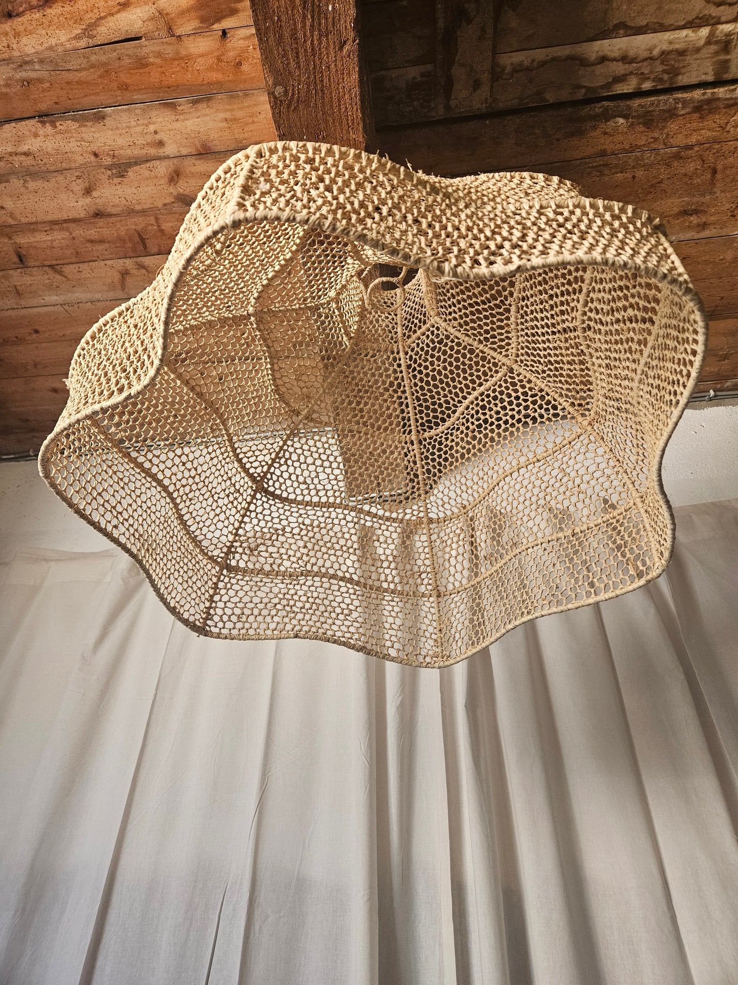 Grande suspension marocaine fleur bohème en raphia nid d'abeille fait main