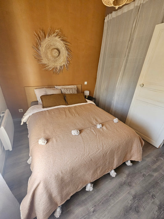 Plaid a pompom marocain en coton beige et blanc