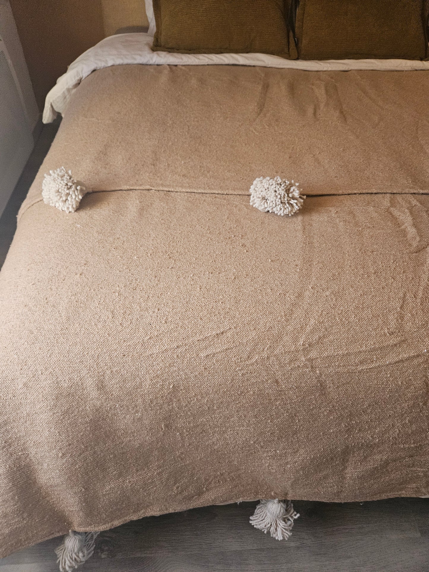 Plaid a pompom marocain en coton beige et blanc