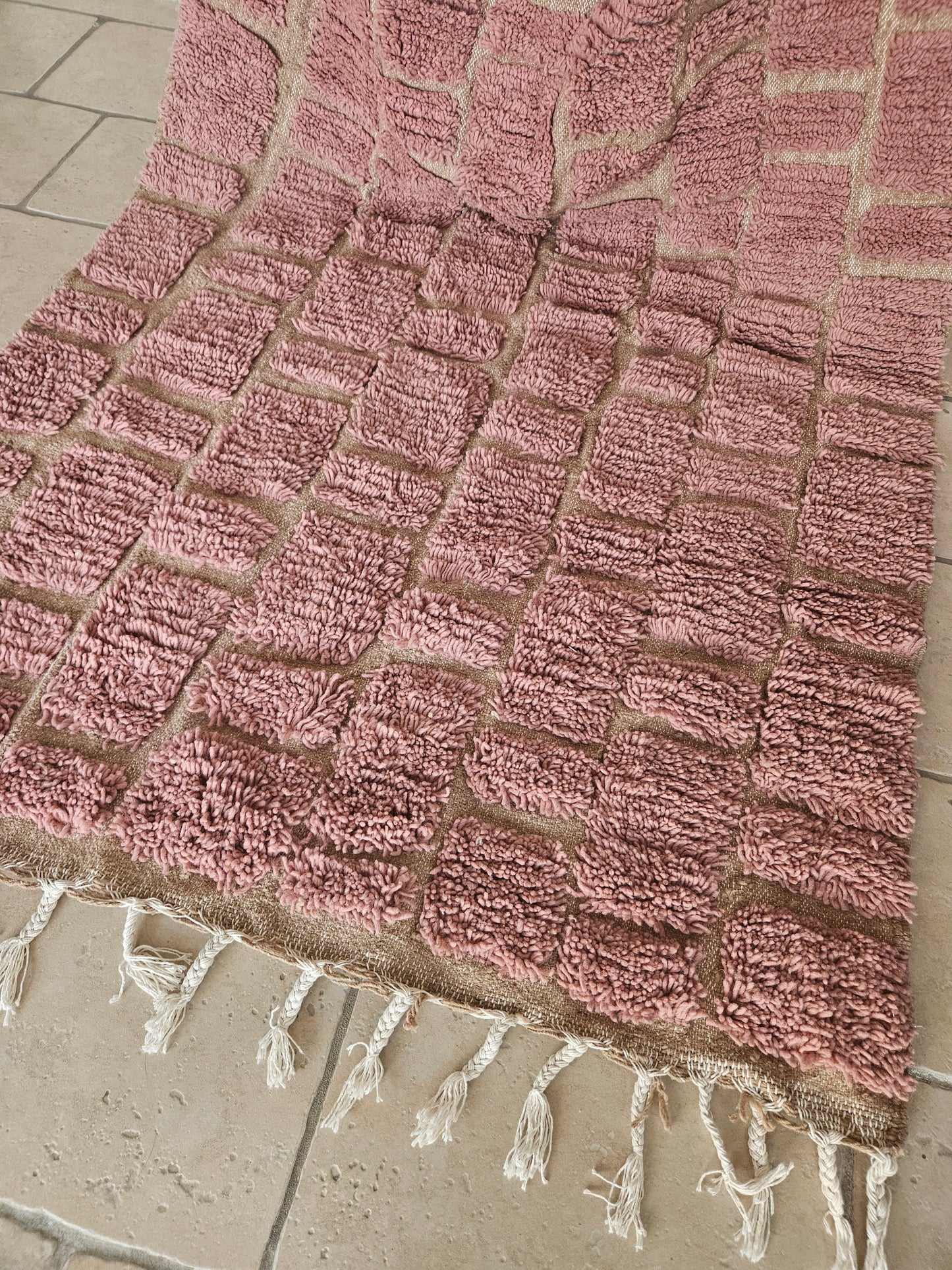 Tapis Beni Ouarain en laine rose parme - Tapis berbère vieux rose