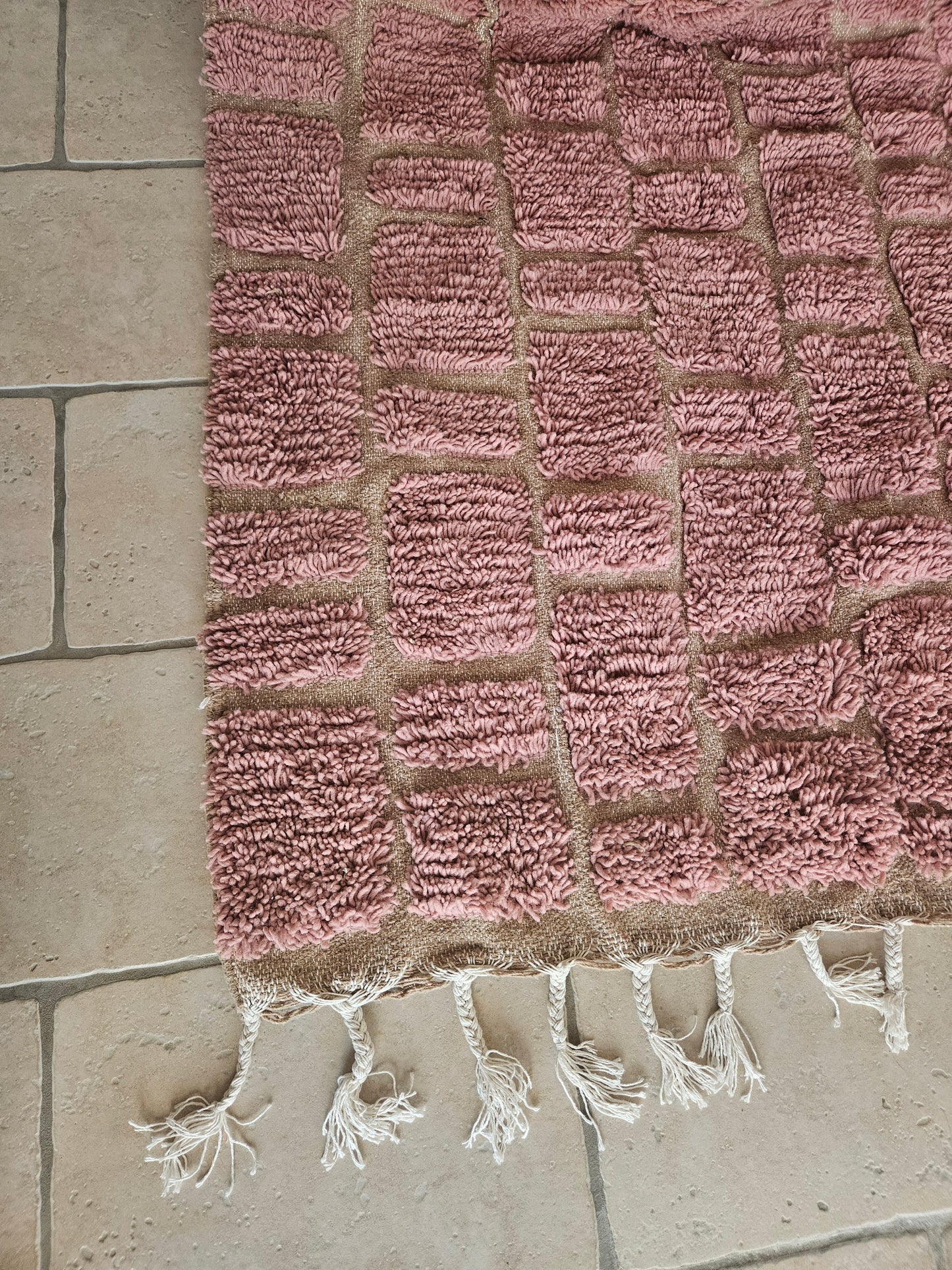 Tapis Beni Ouarain en laine rose parme - Tapis berbère vieux rose