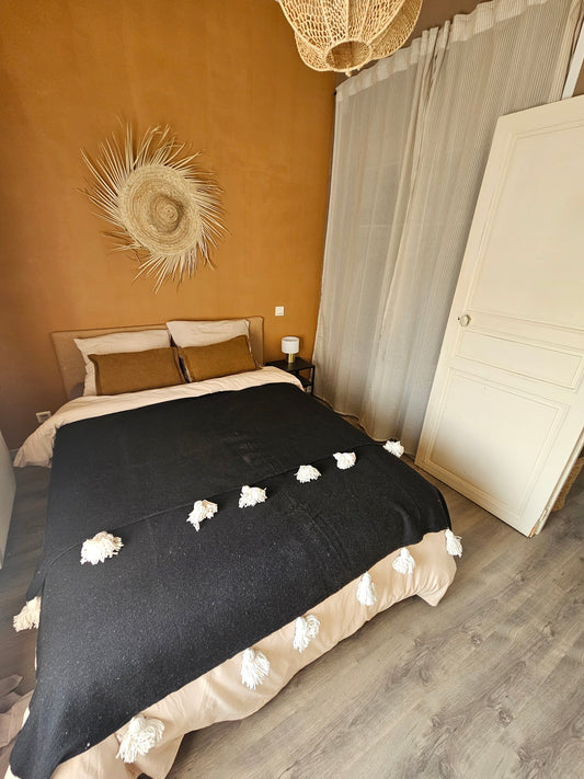 Plaid a pompoms marocain en coton noir et blanc