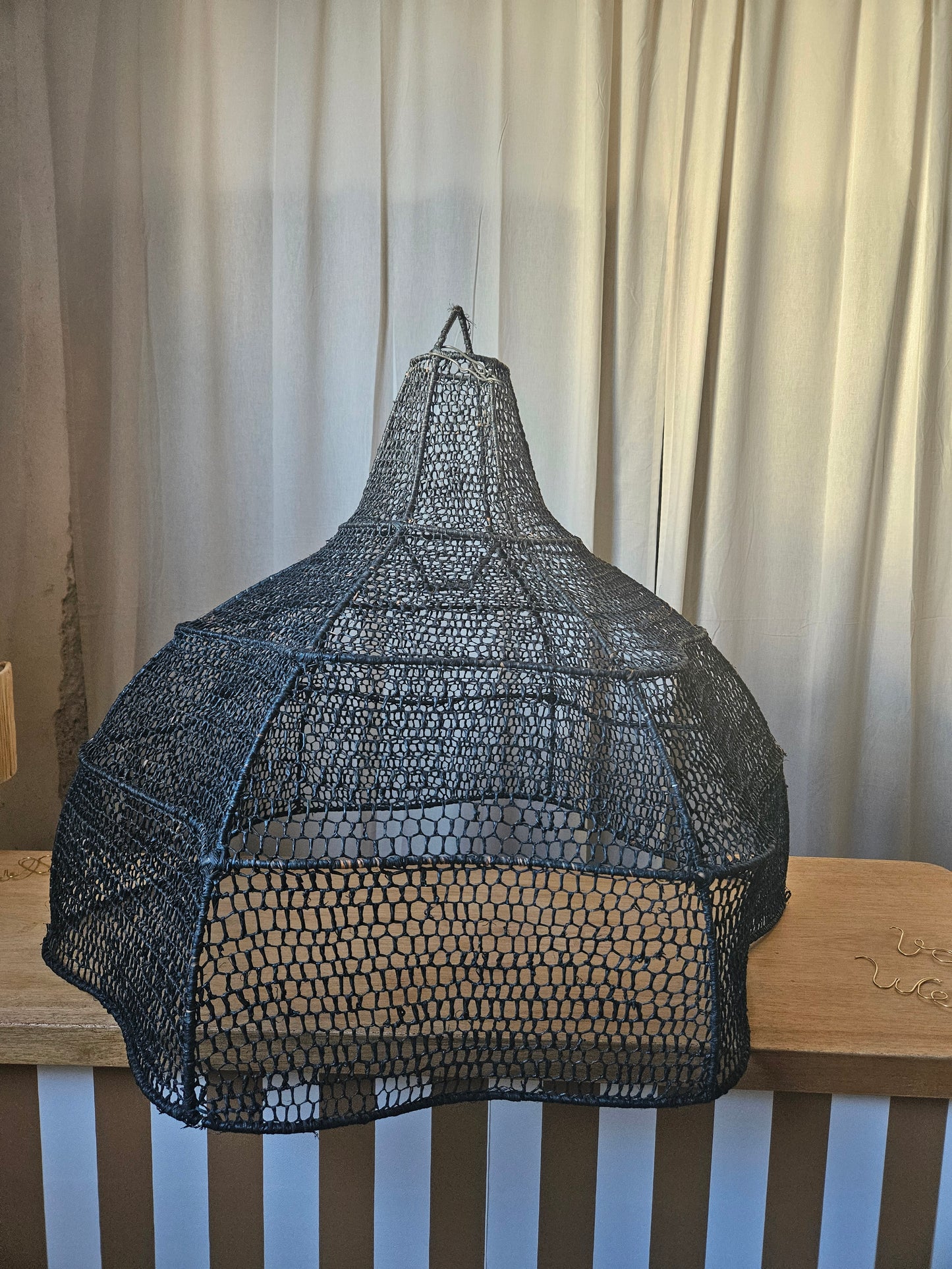 Grande suspension fleur bohème nid d'abeille raphia noir - Suspension artisanat Marocain